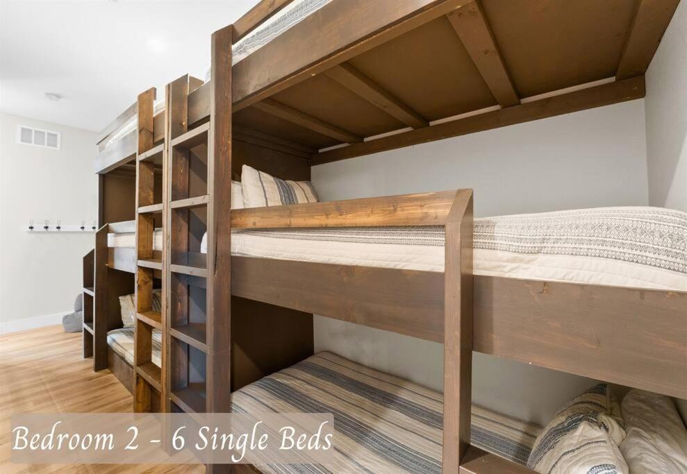 Luxury Lakefront: 9br/8.5ba, Views, Peak Comfort Holiday home Branson