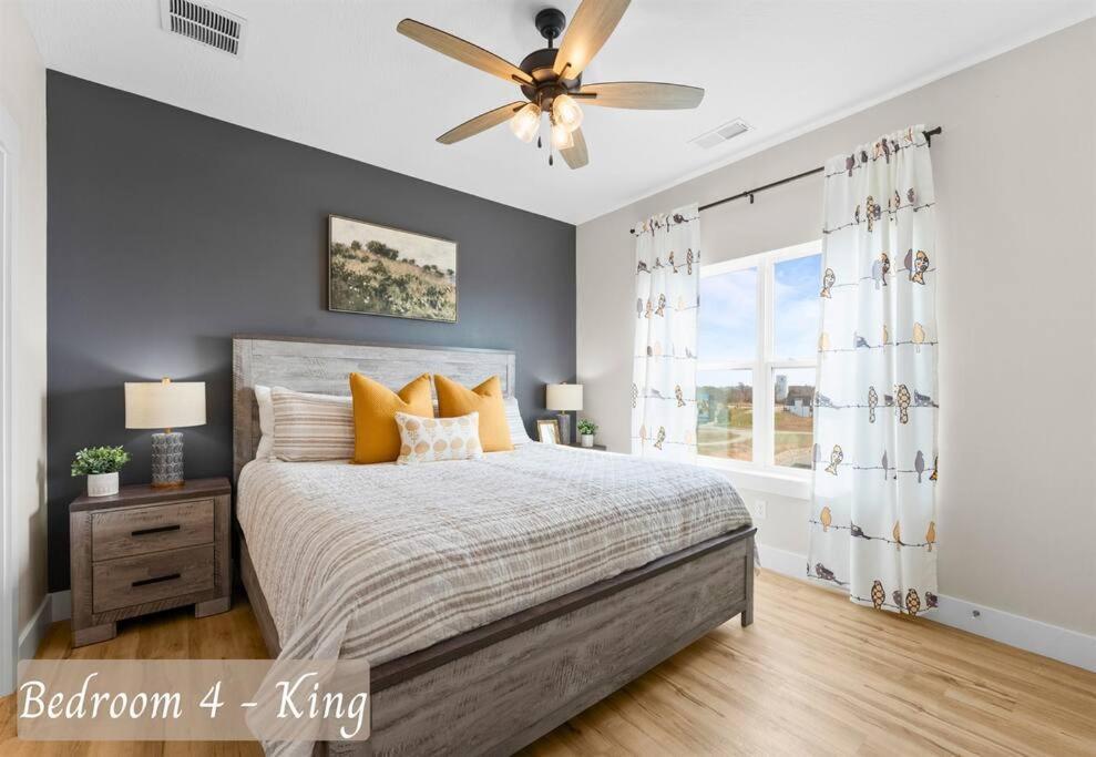 Luxury Lakefront: 9br/8.5ba, Views, Peak Comfort Holiday home