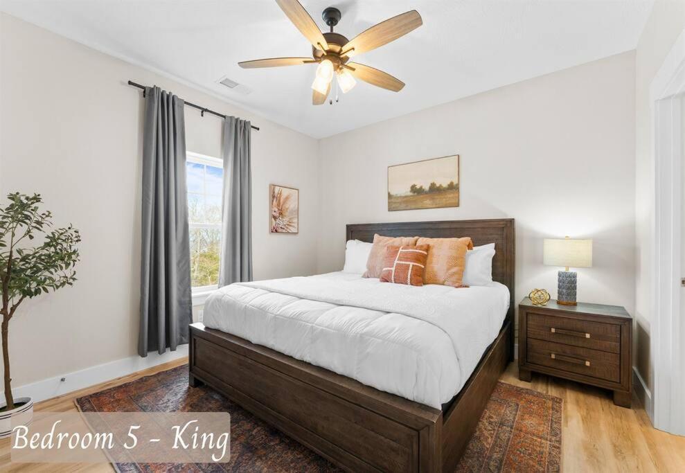 Luxury Lakefront: 9br/8.5ba, Views, Peak Comfort *