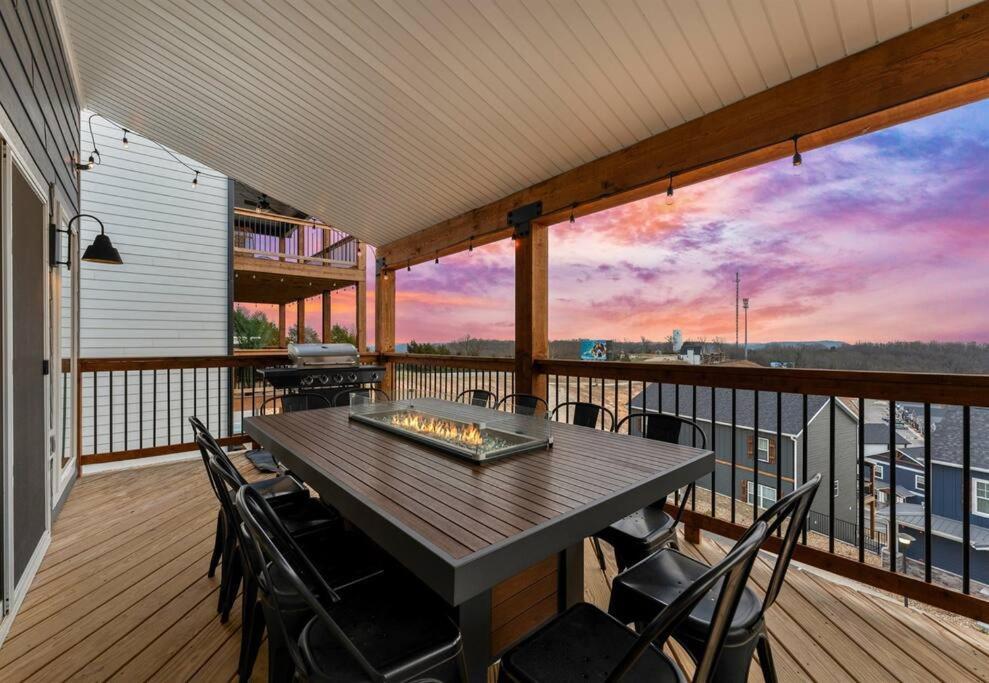 Luxury Lakefront: 9br/8.5ba, Views, Peak Comfort Branson