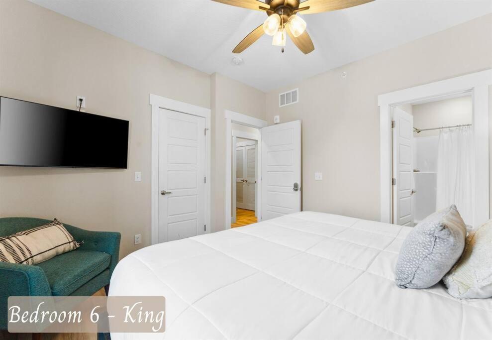 Luxury Lakefront: 9br/8.5ba, Views, Peak Comfort Branson
