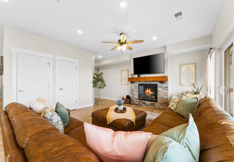Luxury Lakefront: 9br/8.5ba, Views, Peak Comfort *