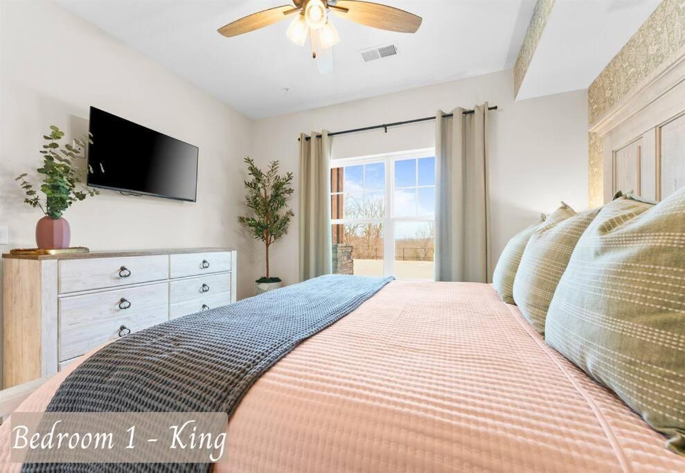 Holiday home Luxury Lakefront: 9br/8.5ba, Views, Peak Comfort