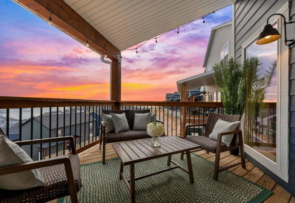 Luxury Lakefront: 9br/8.5ba, Views, Peak Comfort Holiday home
