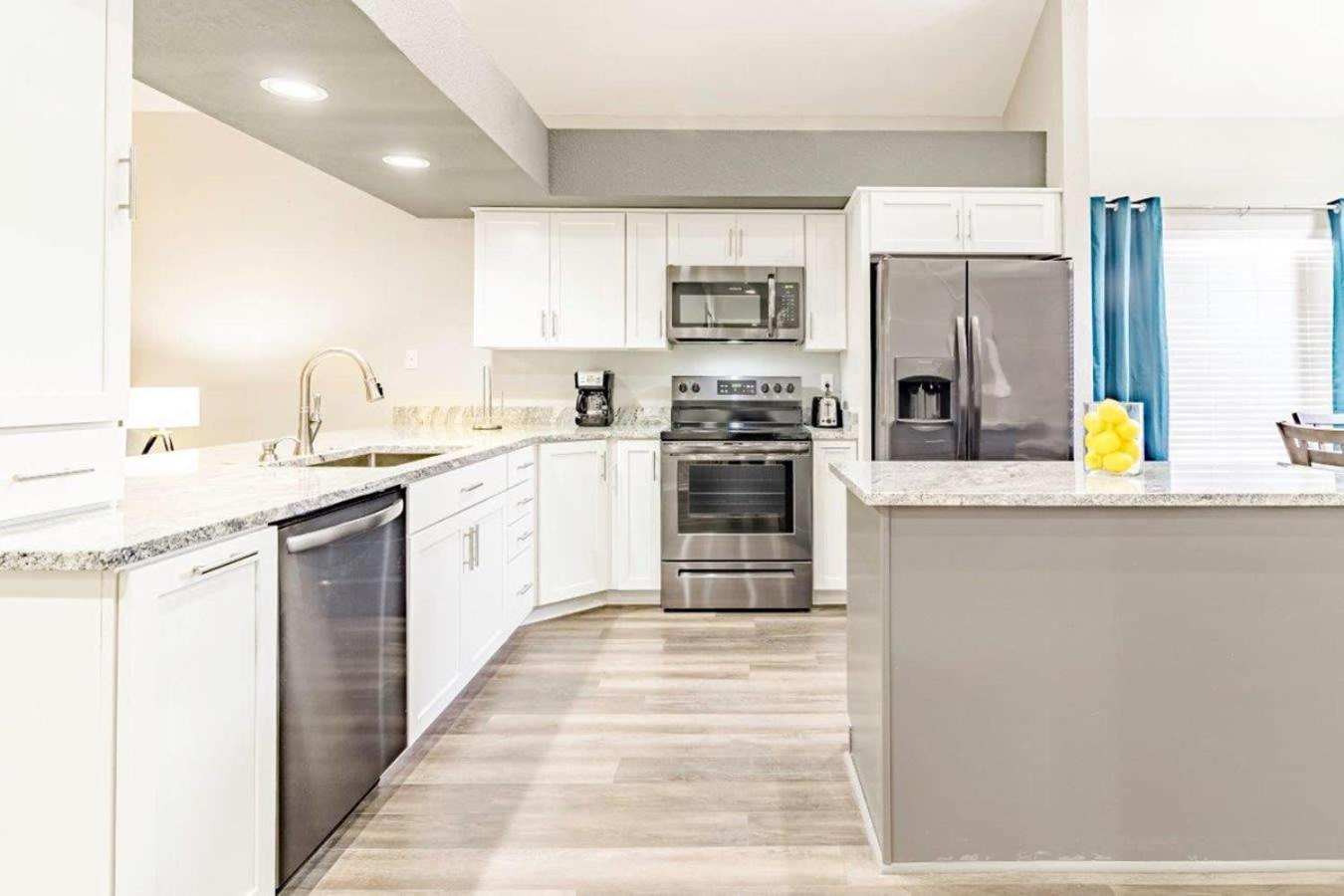 Apartment Updated Penthouse On Thousand Hills Golf Course With Views And Close To 76 *