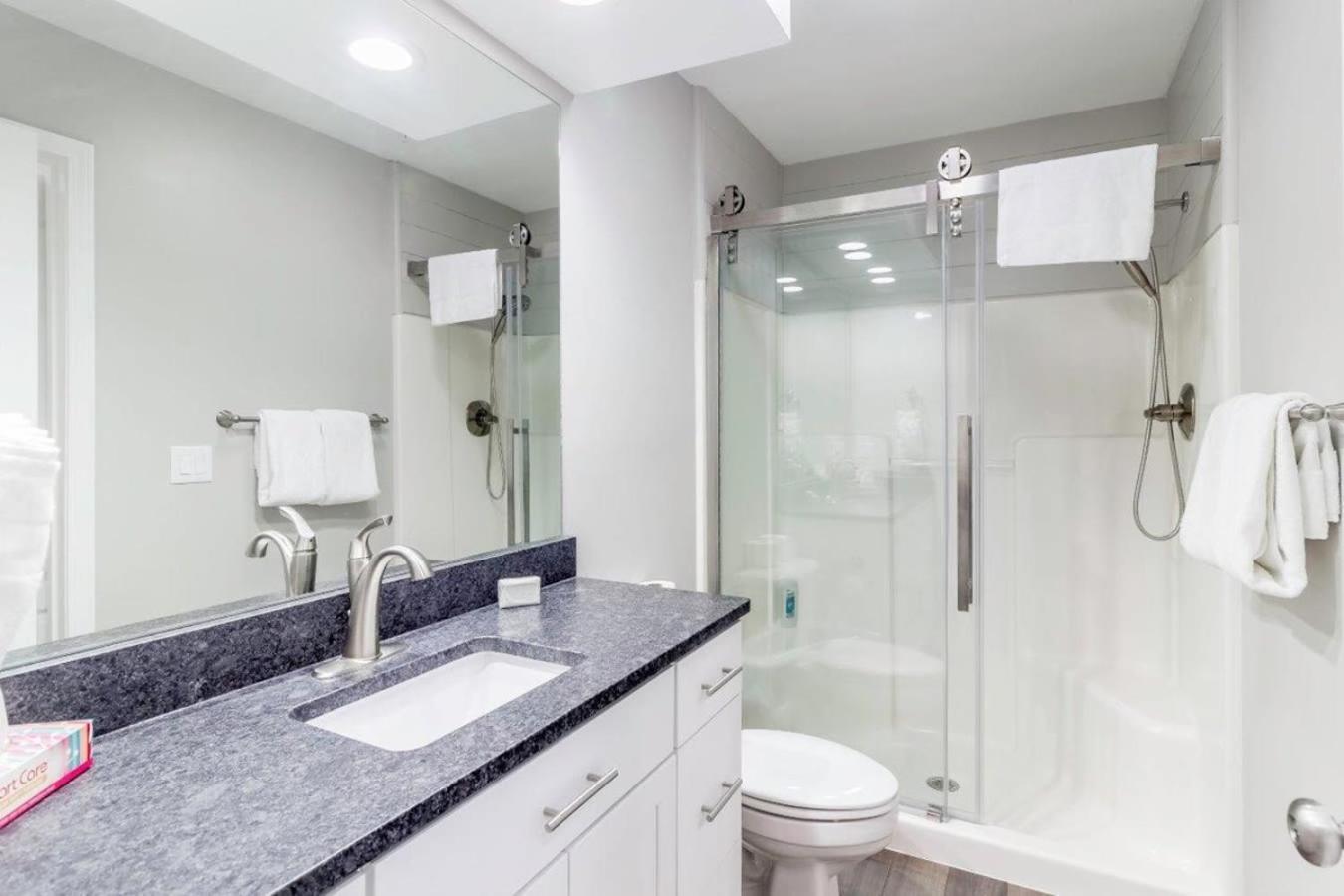 Updated Penthouse On Thousand Hills Golf Course With Views And Close To 76 *