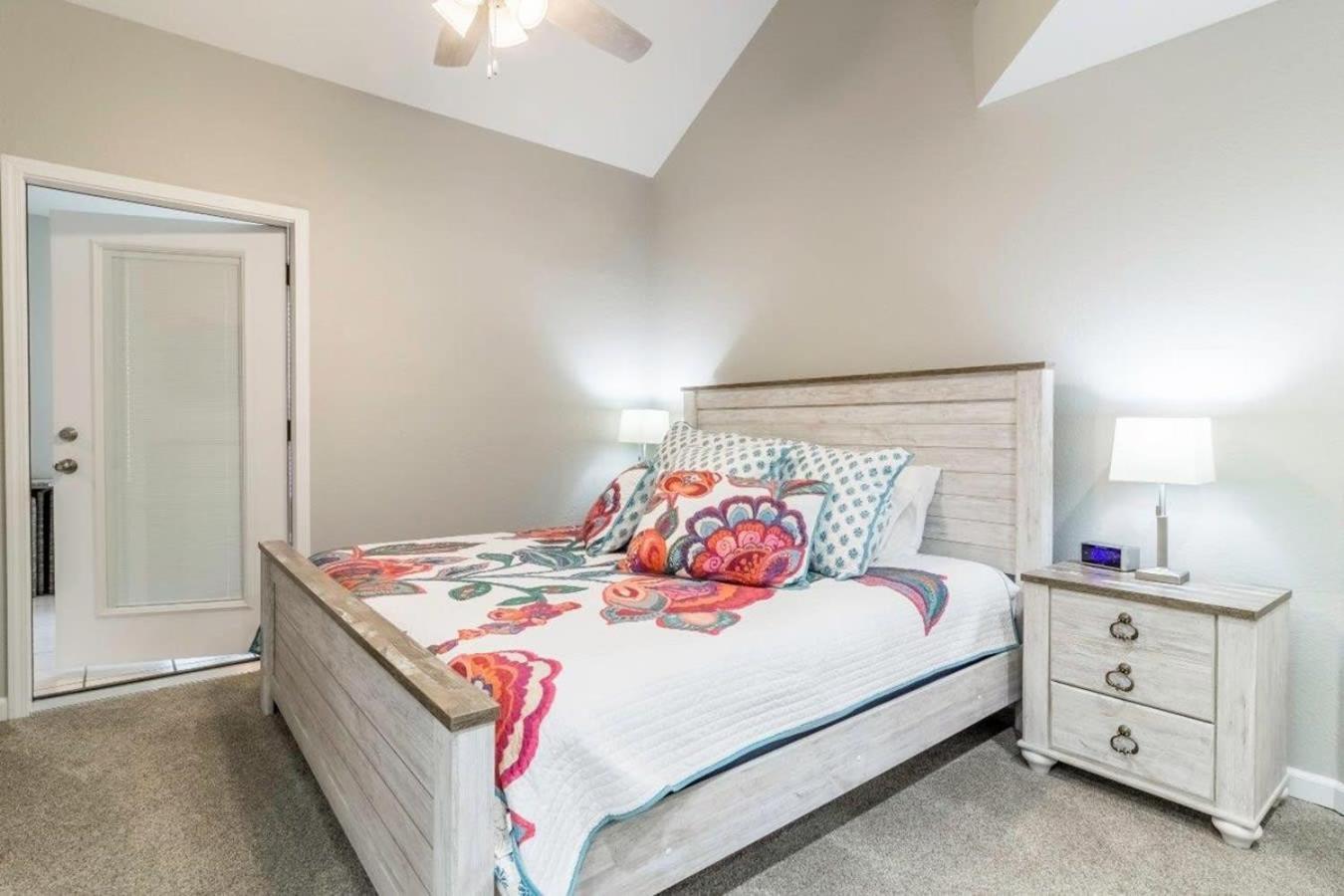 Updated Penthouse On Thousand Hills Golf Course With Views And Close To 76 Apartment