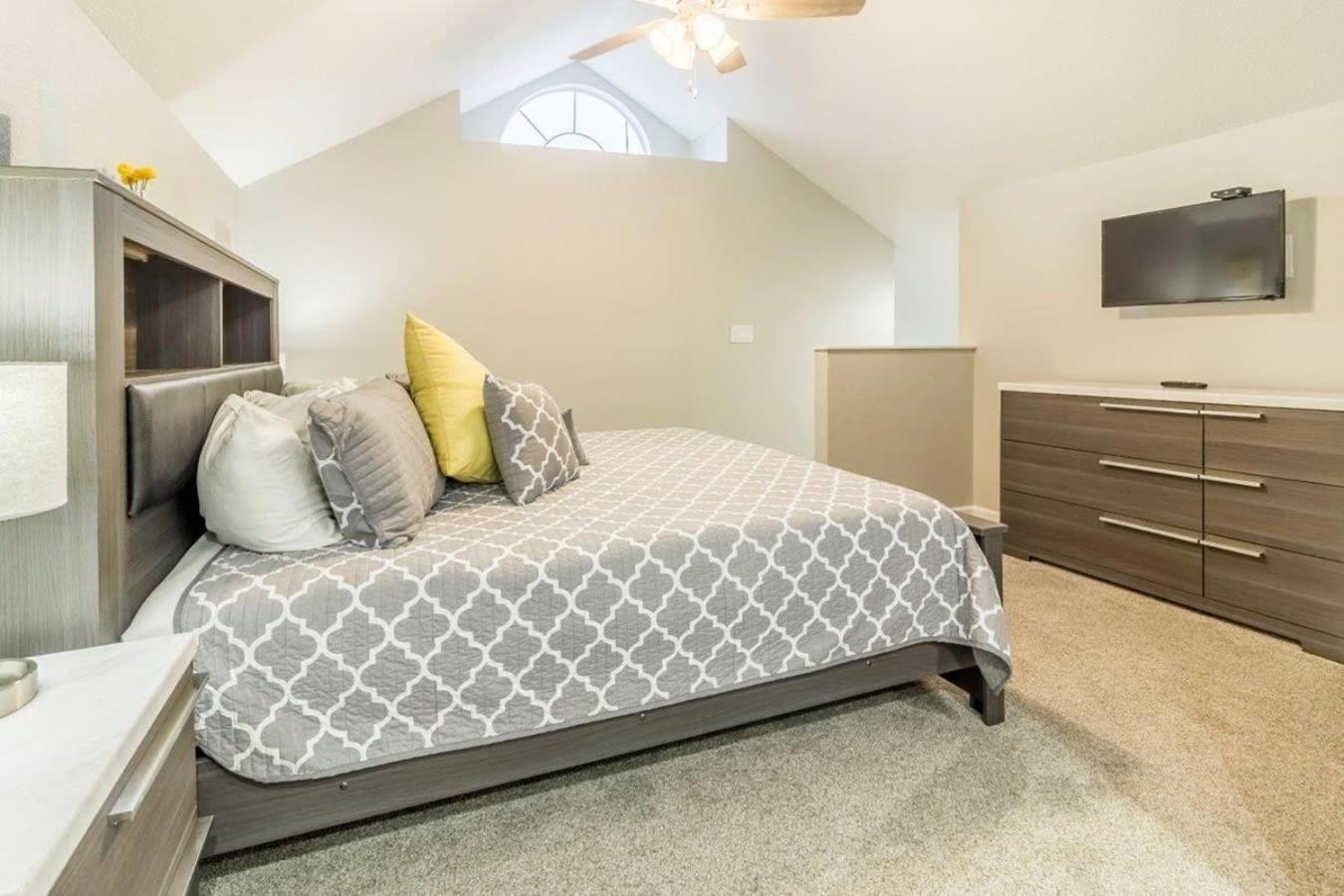 Apartment Updated Penthouse On Thousand Hills Golf Course With Views And Close To 76 *