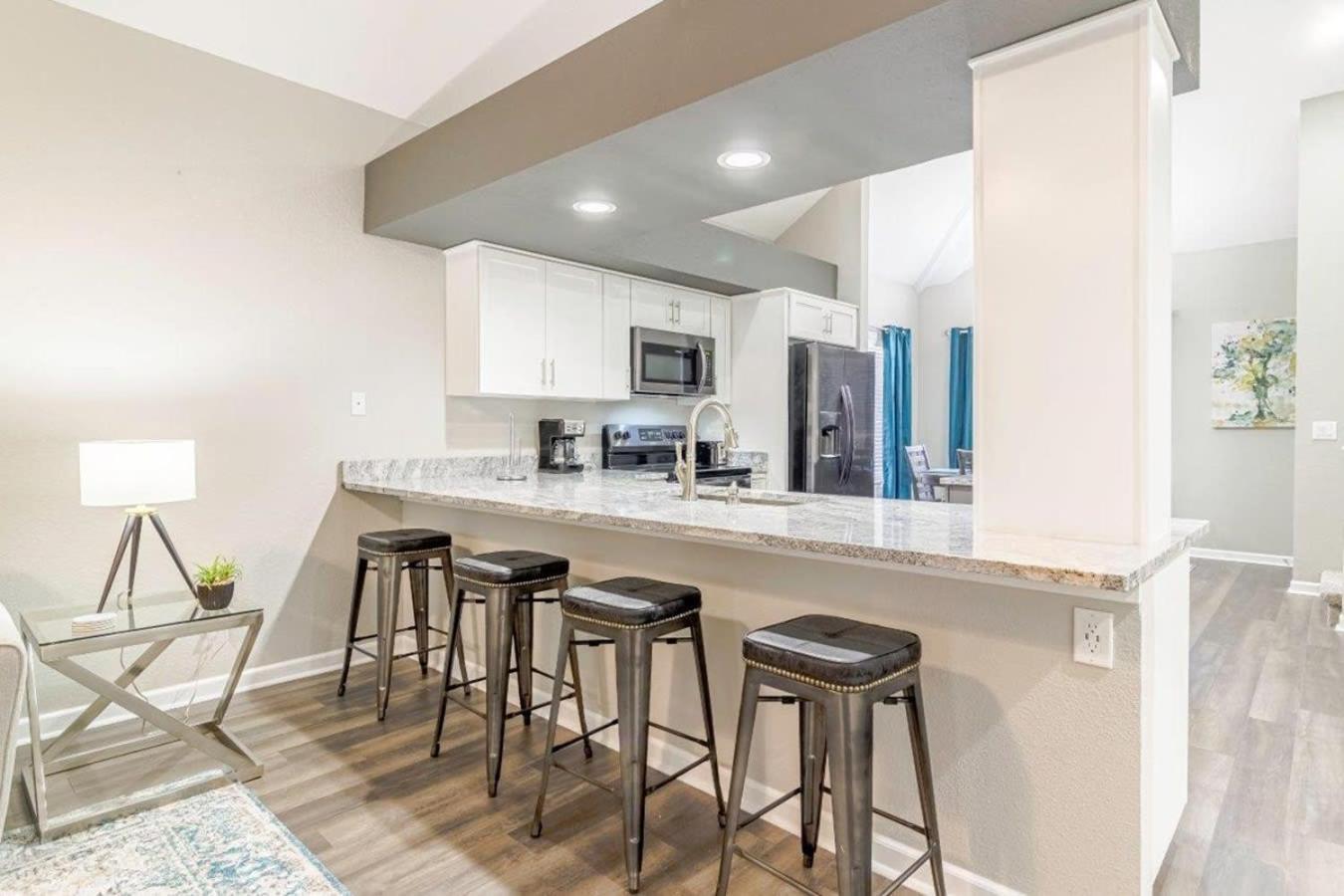 Apartment Updated Penthouse On Thousand Hills Golf Course With Views And Close To 76 *