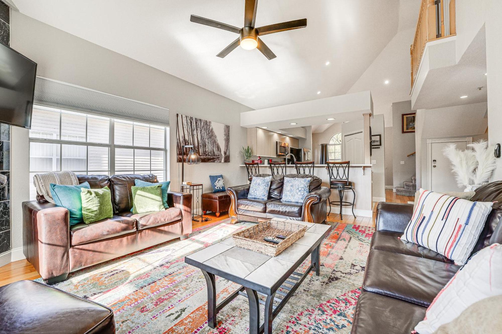 Apartment With Amenities And Marina Views! *