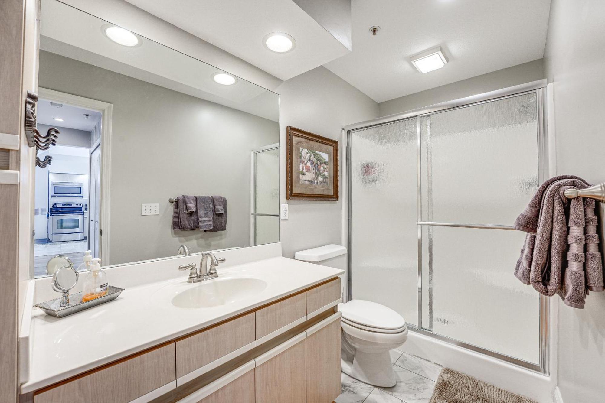 With Amenities And Marina Views! Apartment