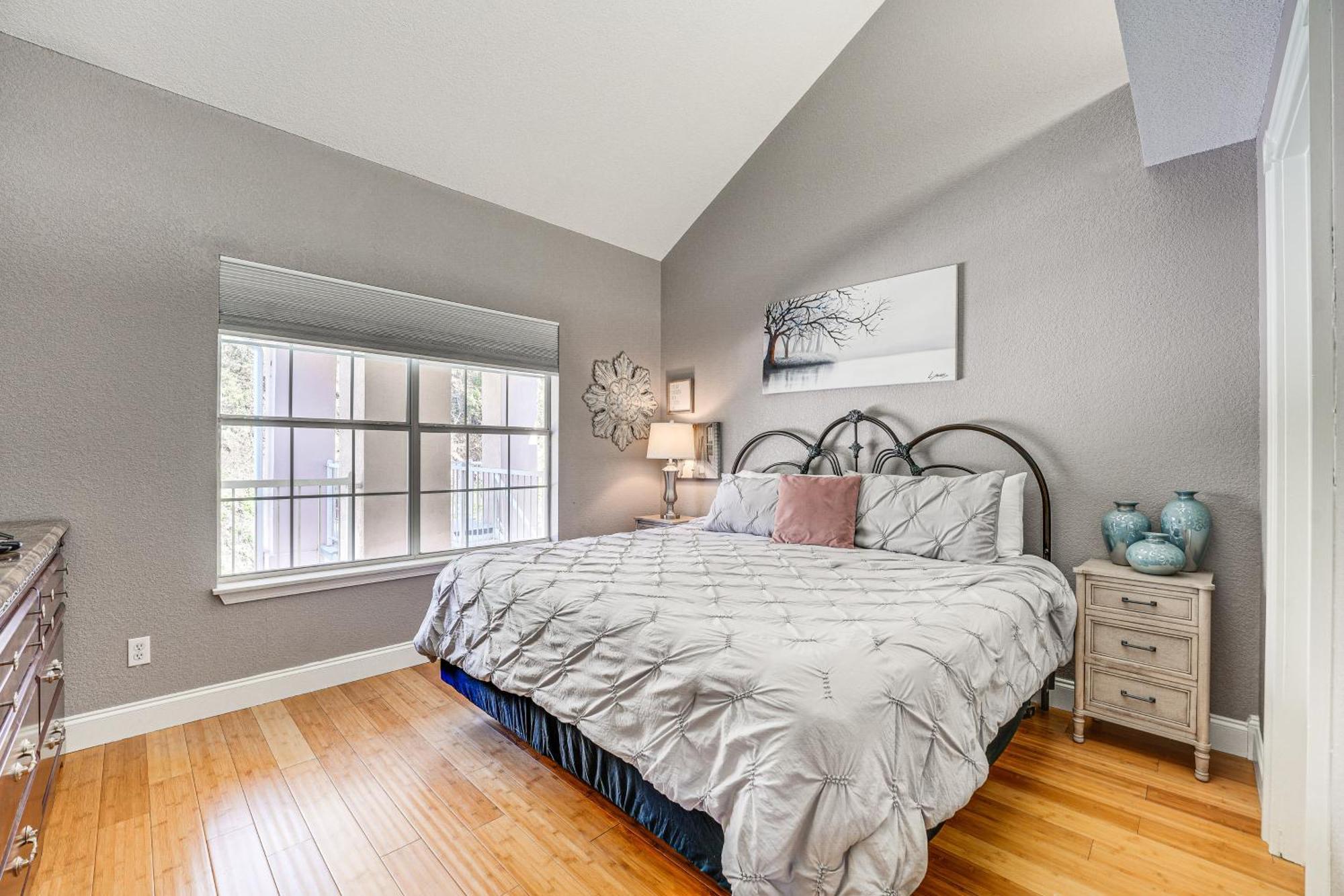 Apartment With Amenities And Marina Views! *