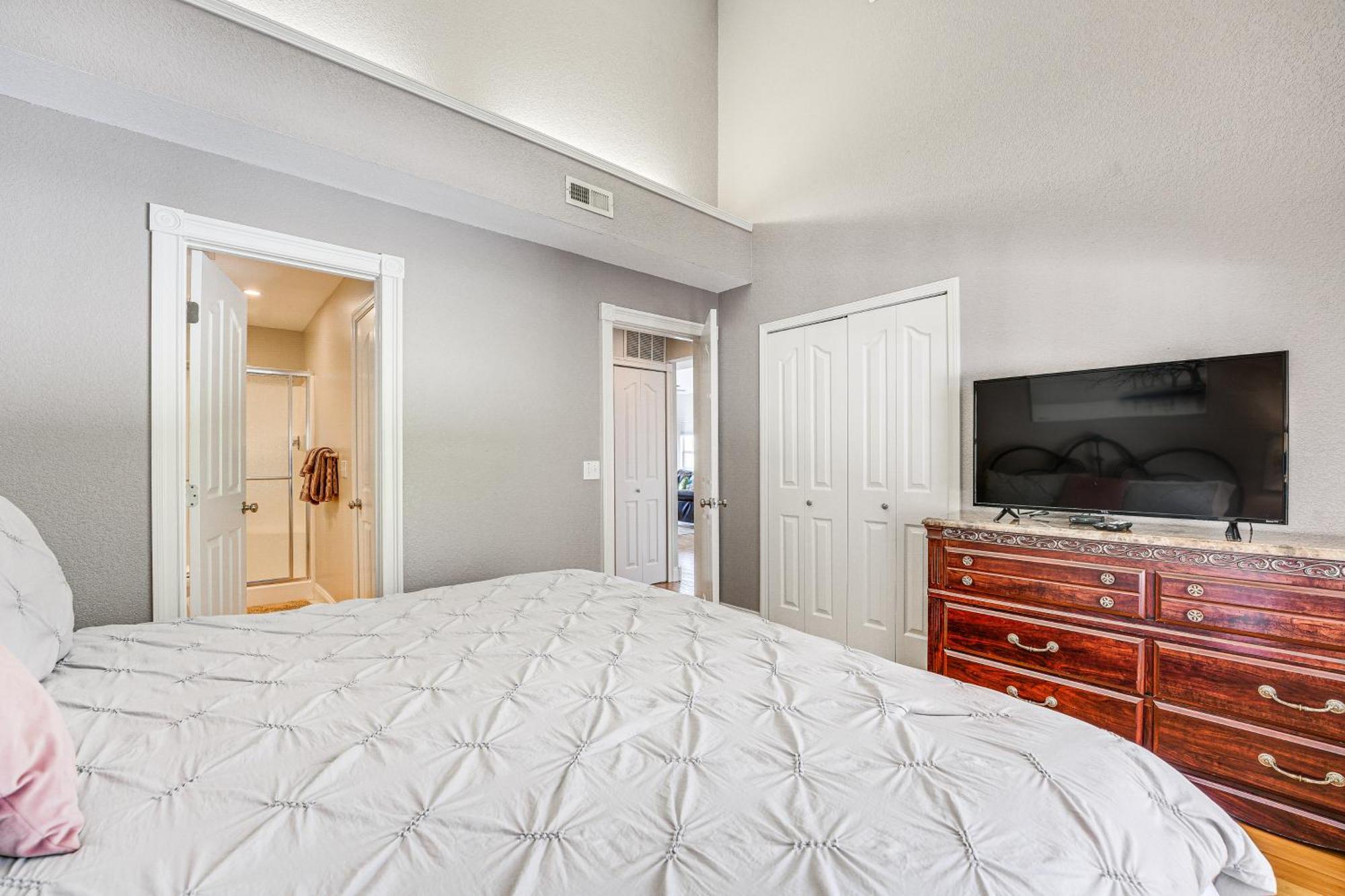 With Amenities And Marina Views! Apartment *