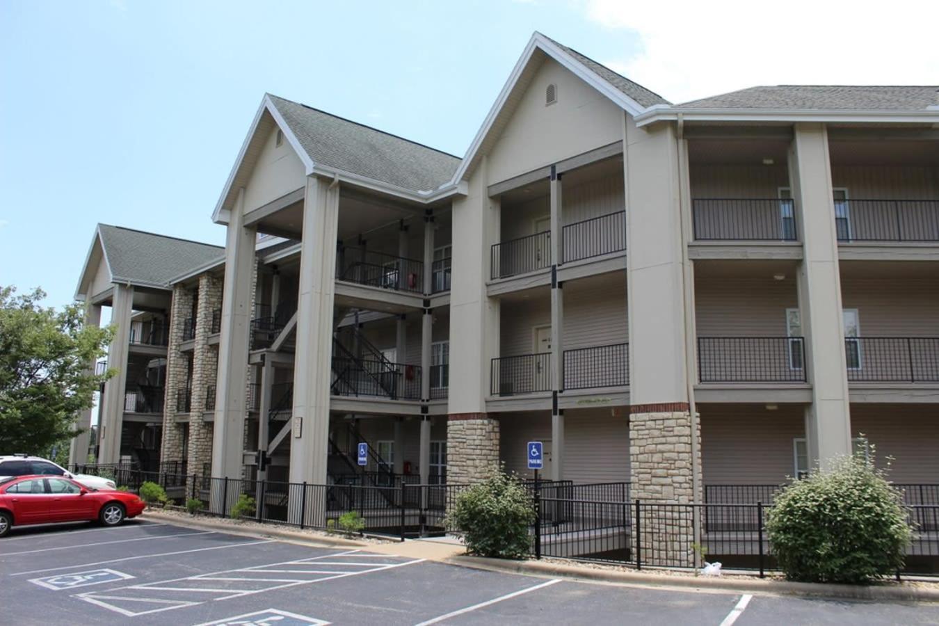 Apartment With A Walkout And Elevator Access At Thousand Hills And Next To 76