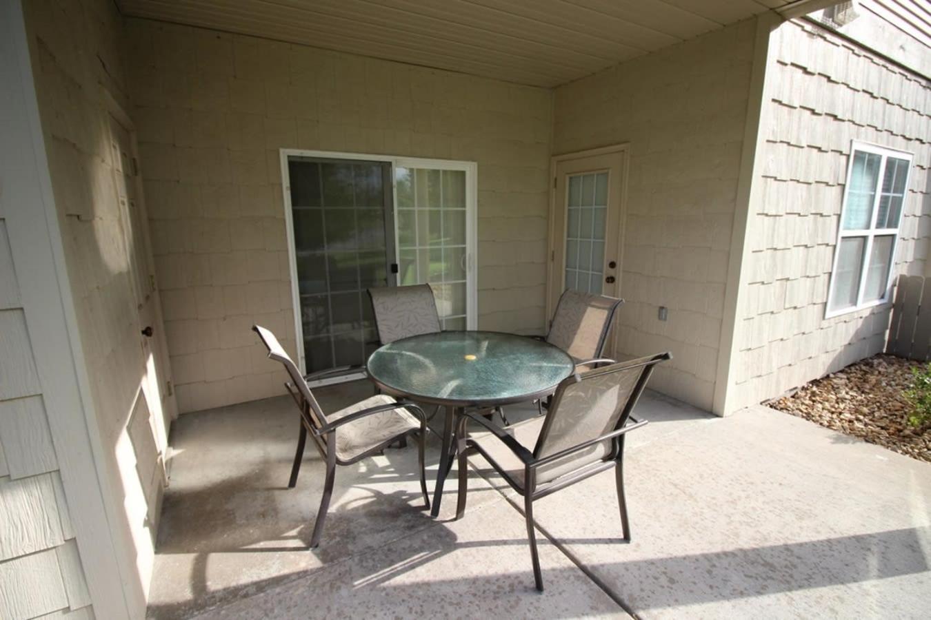 Apartment With A Walkout And Elevator Access At Thousand Hills And Next To 76 *