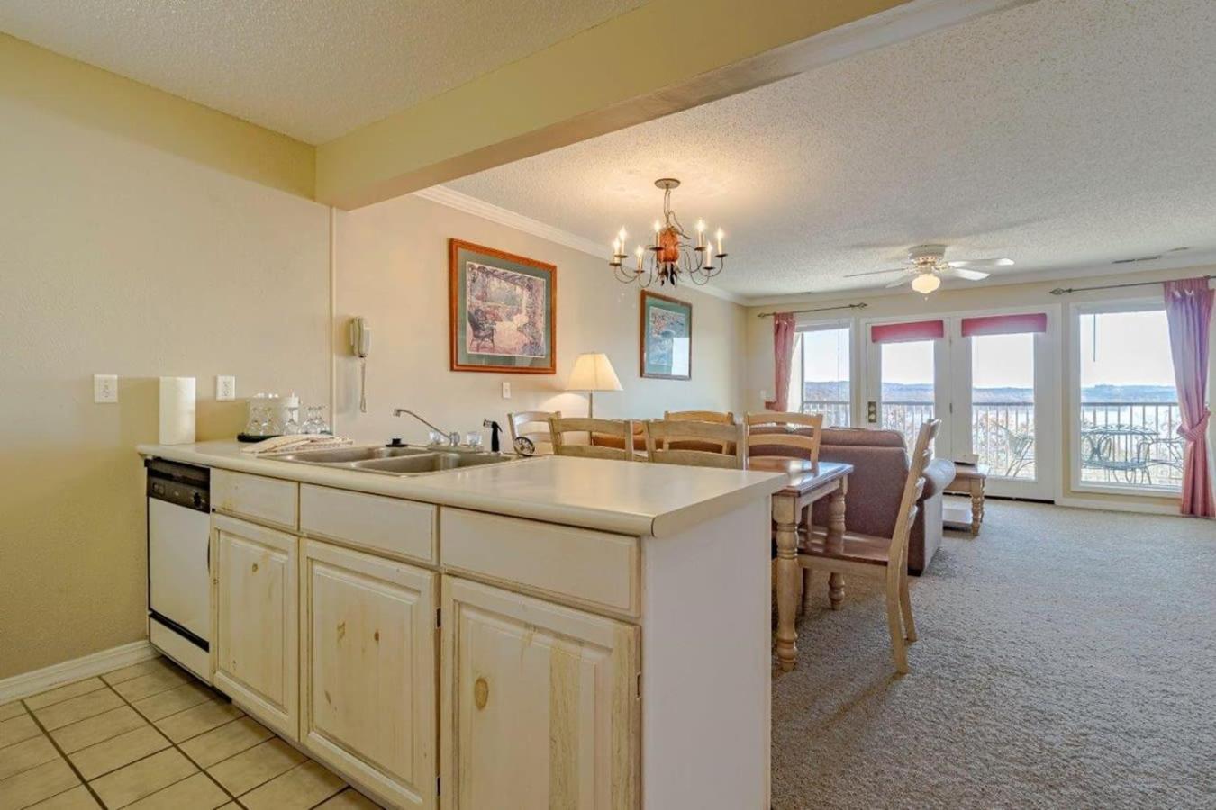 On Table Rock With Views And Pool And Wifi Near Silver Dollar Apartment Branson