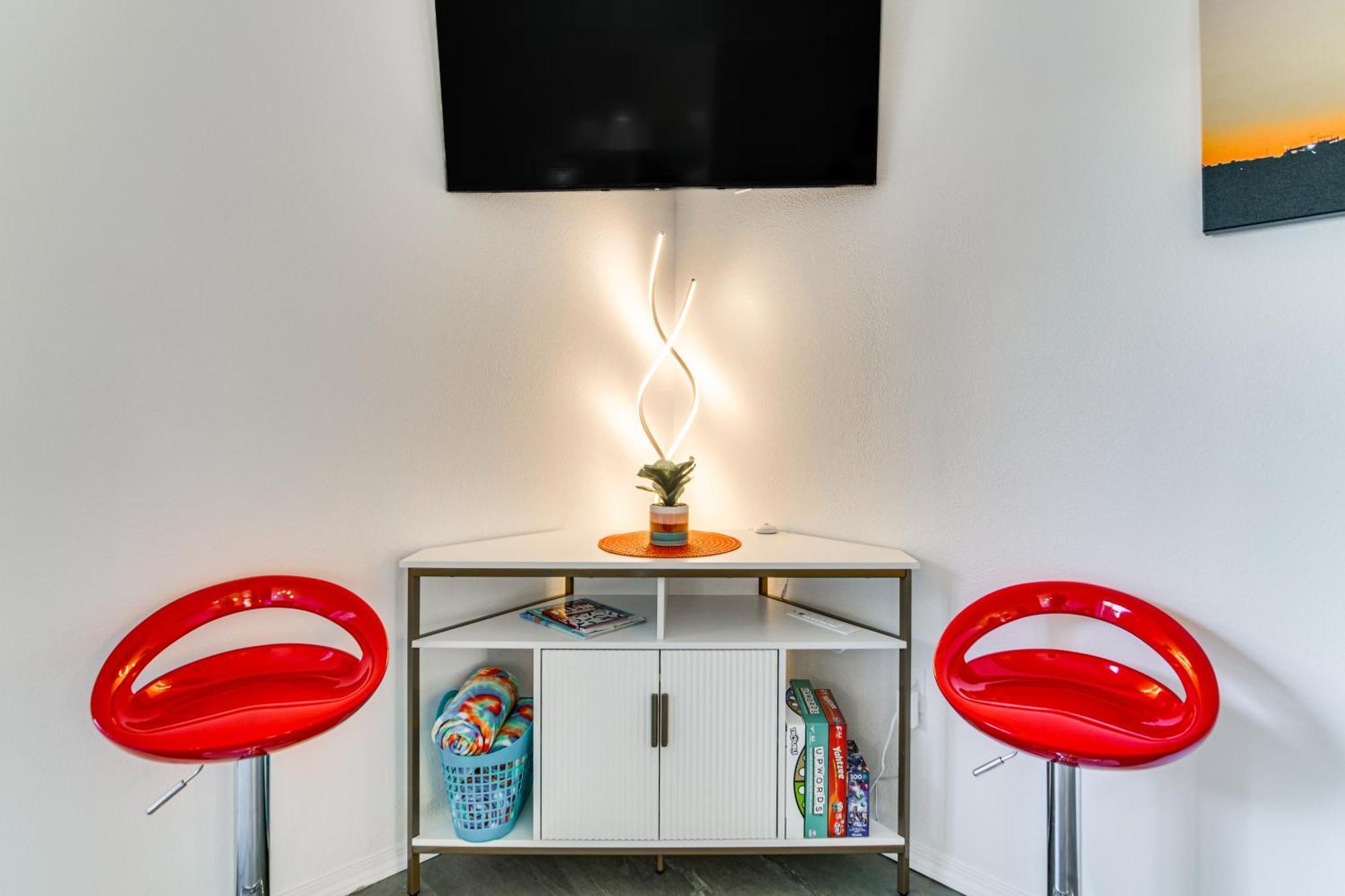 Apartment Retreat With Balcony Near Silver Dollar *