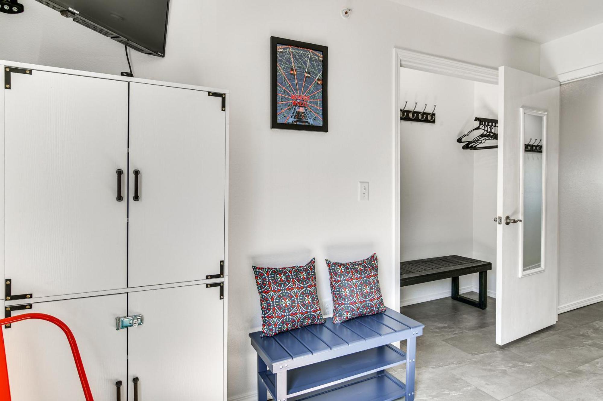 Retreat With Balcony Near Silver Dollar Apartment