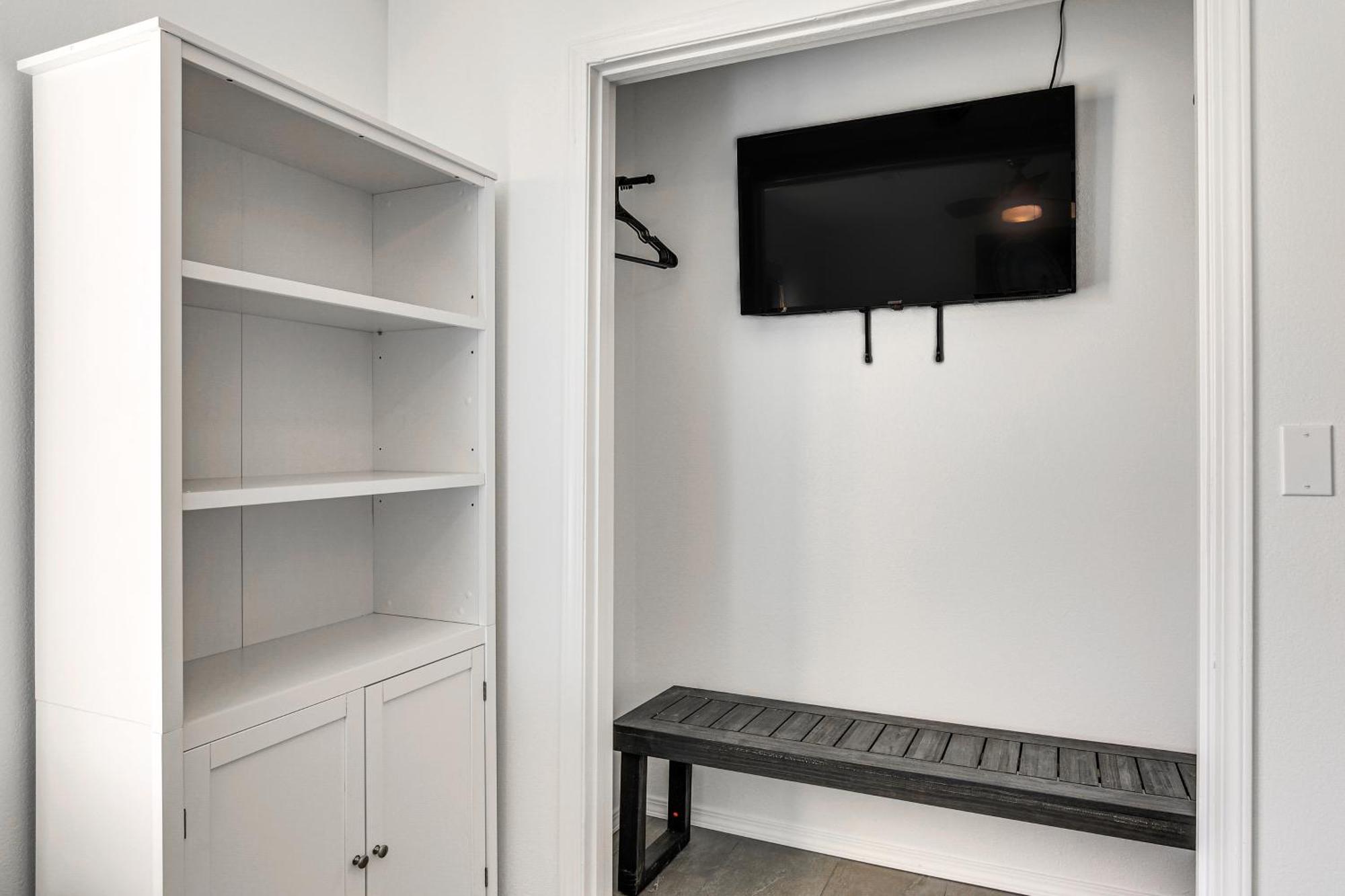 Retreat With Balcony Near Silver Dollar *