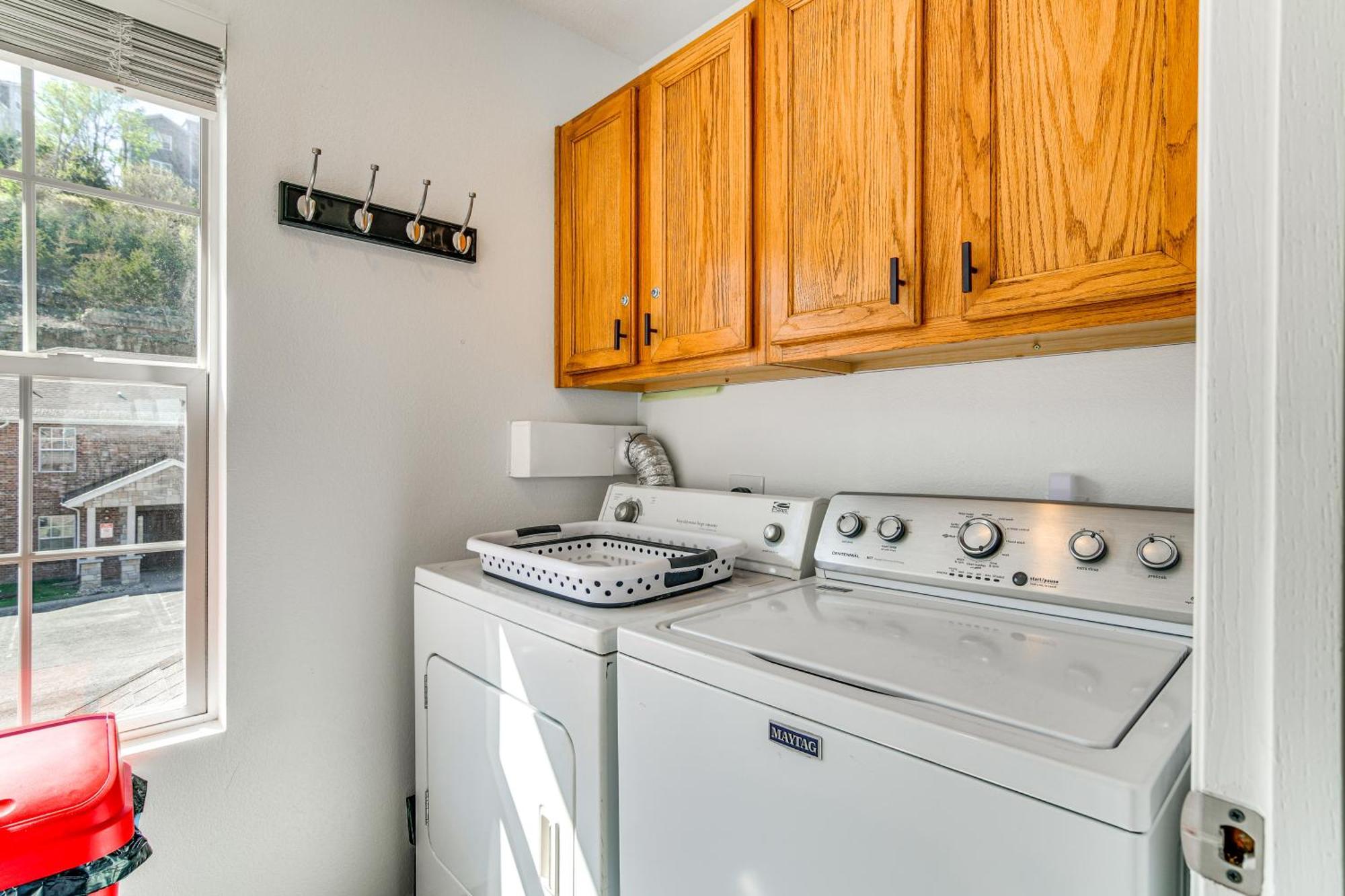 Retreat With Balcony Near Silver Dollar *