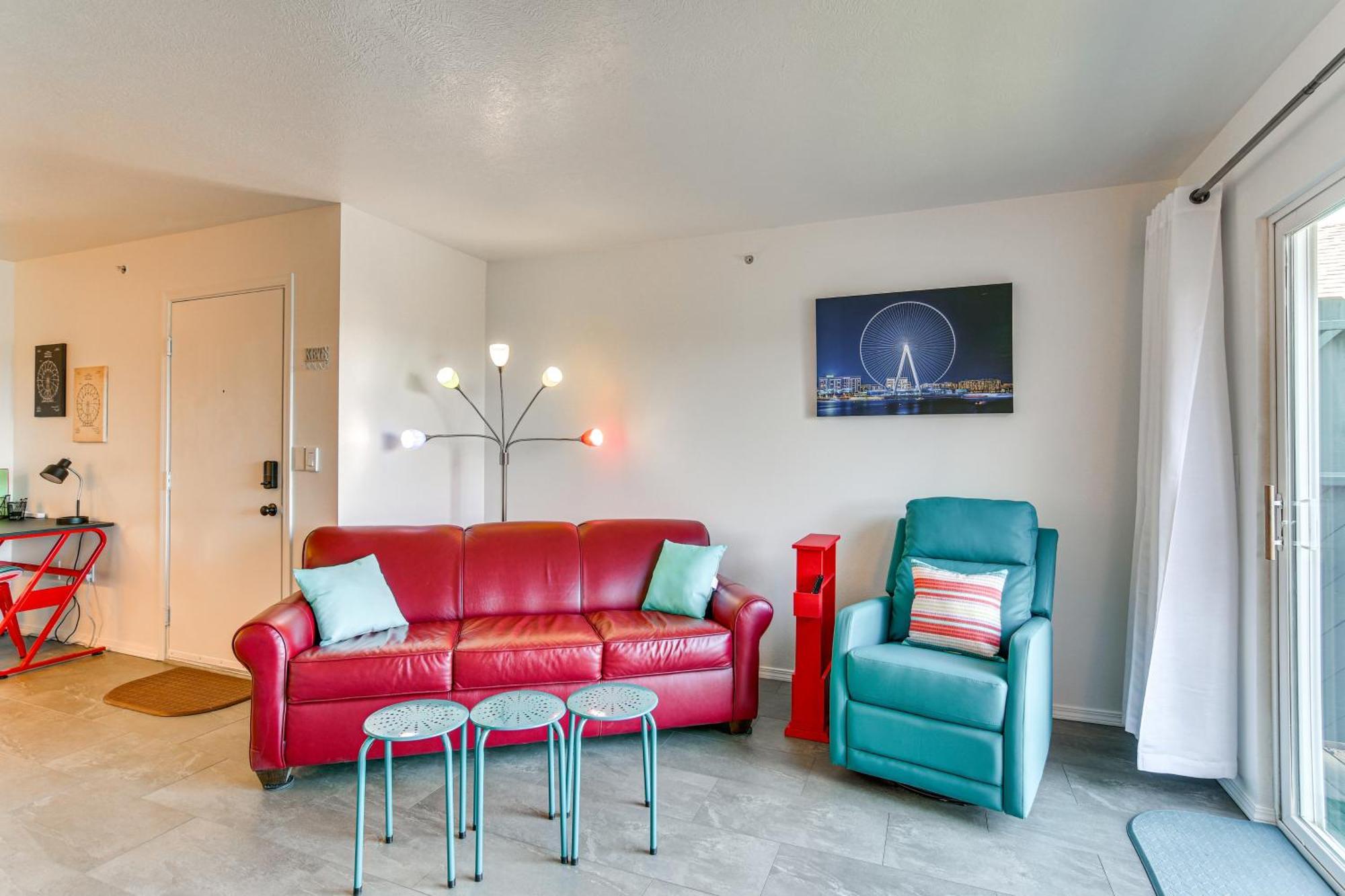 Apartment Retreat With Balcony Near Silver Dollar