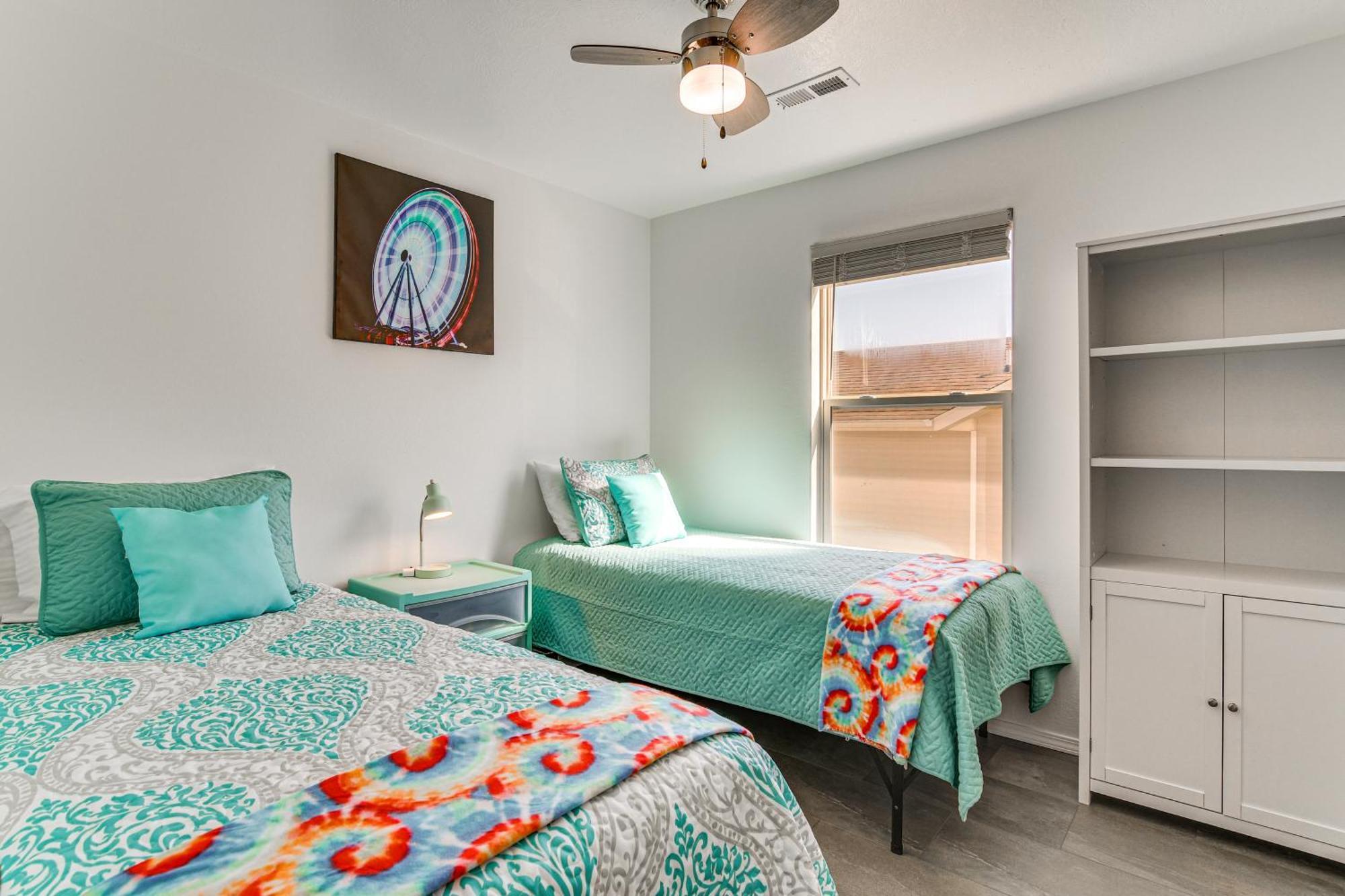 Retreat With Balcony Near Silver Dollar Apartment