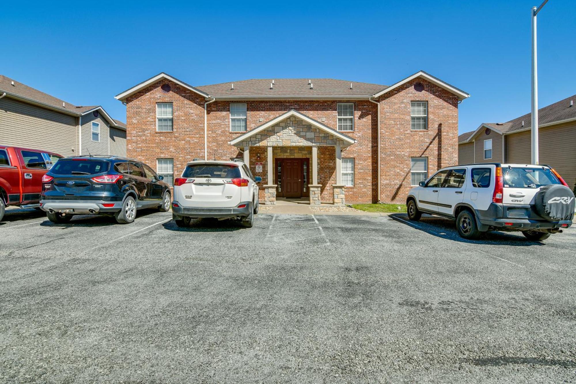 Retreat With Balcony Near Silver Dollar Apartment *