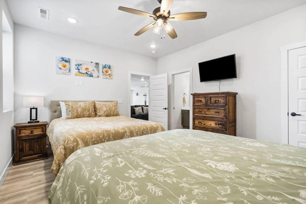 The Fish-amazing Views-sleeps 24-indoor-outdoor Pools Holiday home Branson
