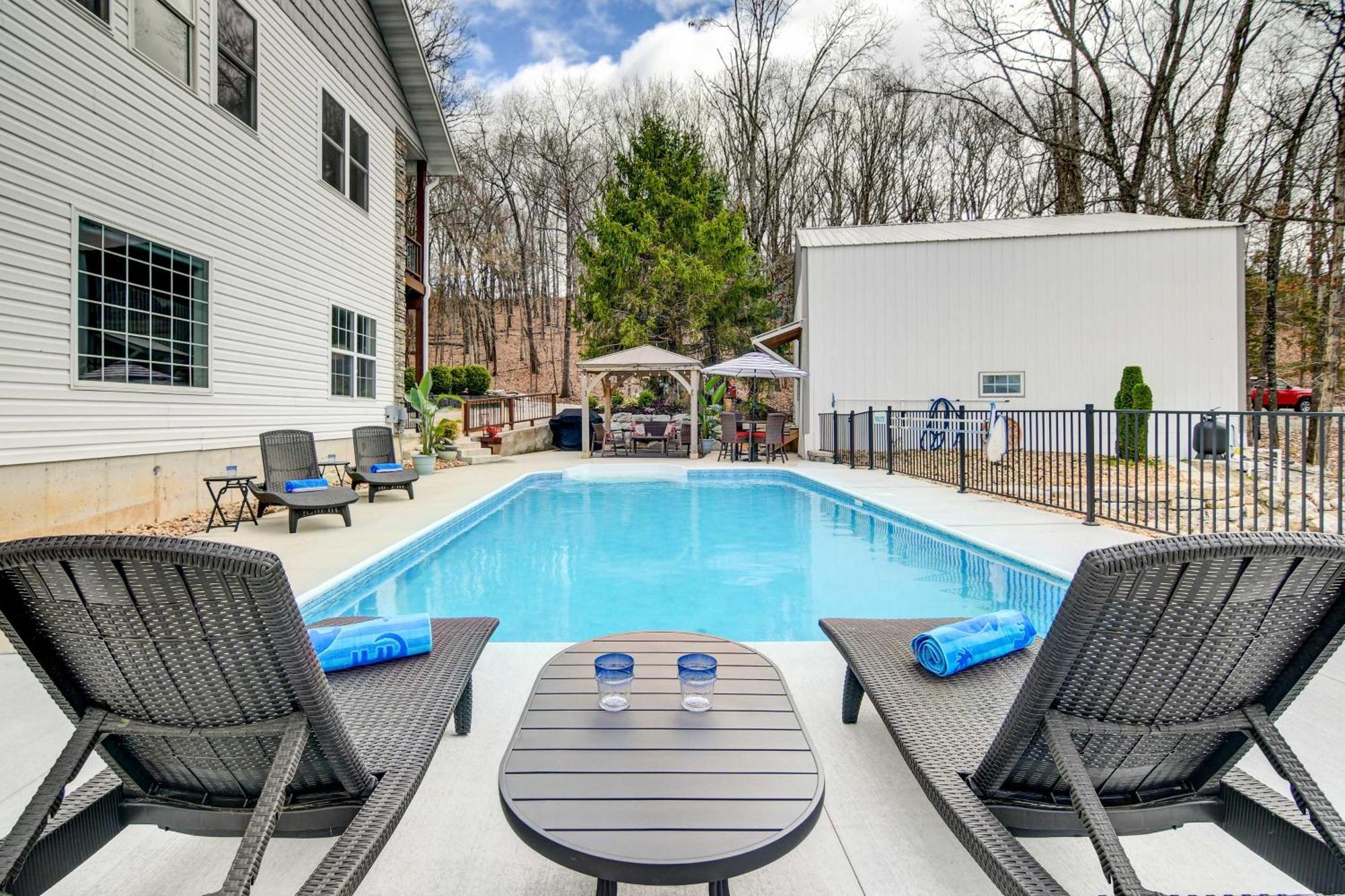 Secluded Escape With Pool And Game Room! Holiday home Branson