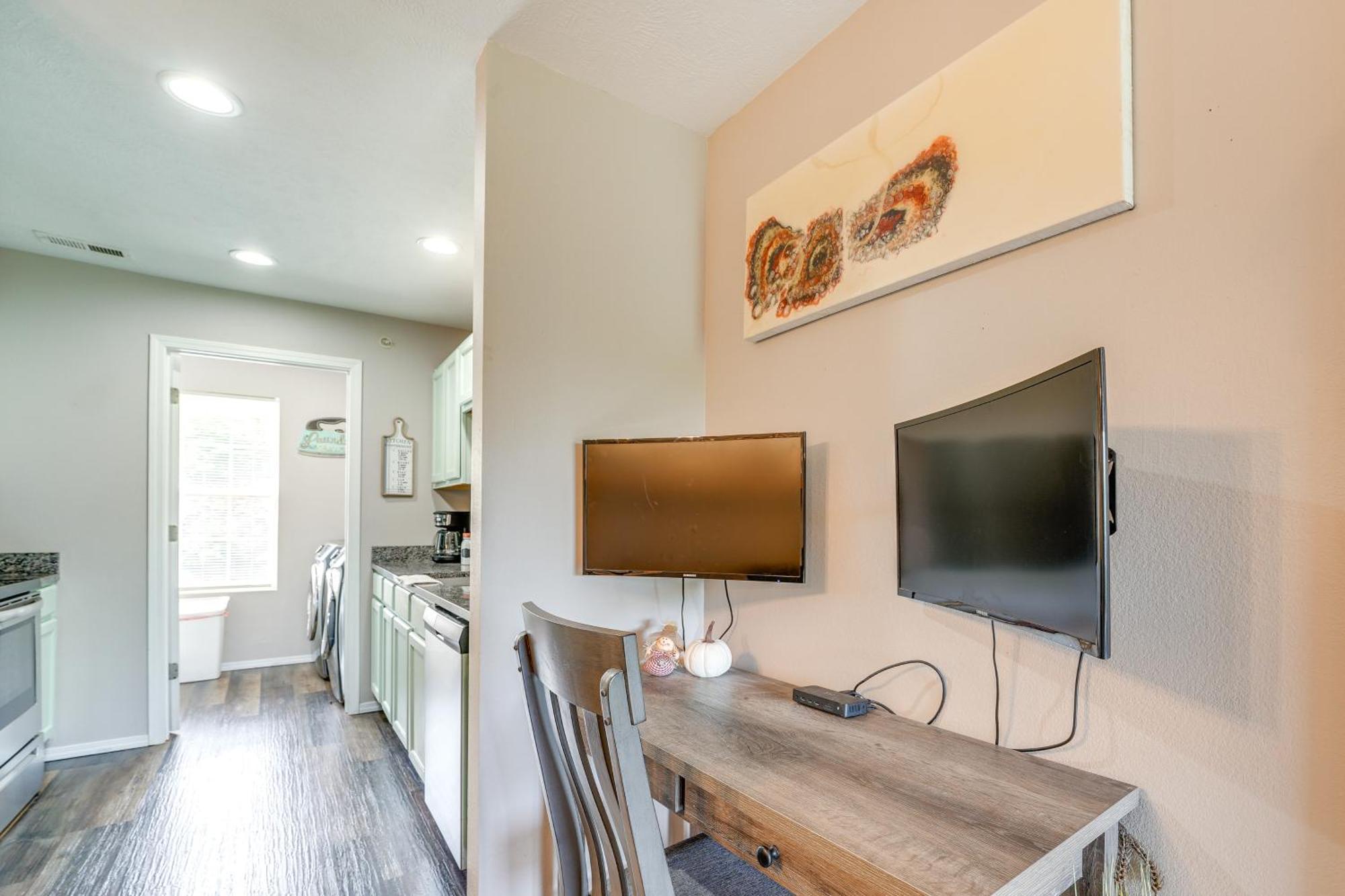 Apartment With Mountain-view Deck, Pool Access Branson