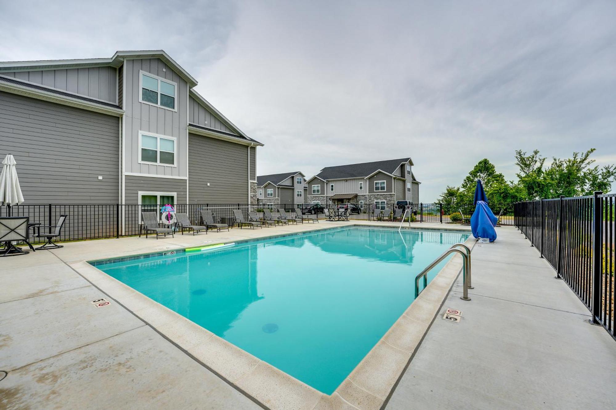 Apartment With Mountain-view Deck, Pool Access *