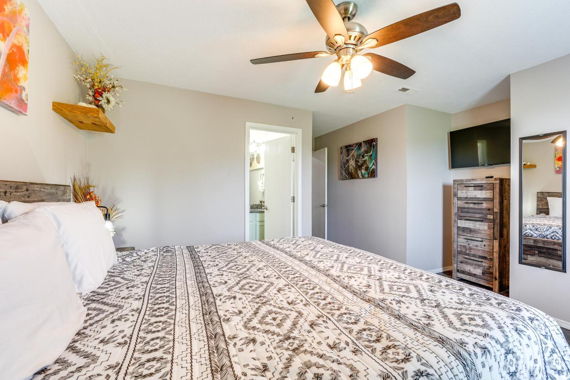 With Mountain-view Deck, Pool Access Apartment