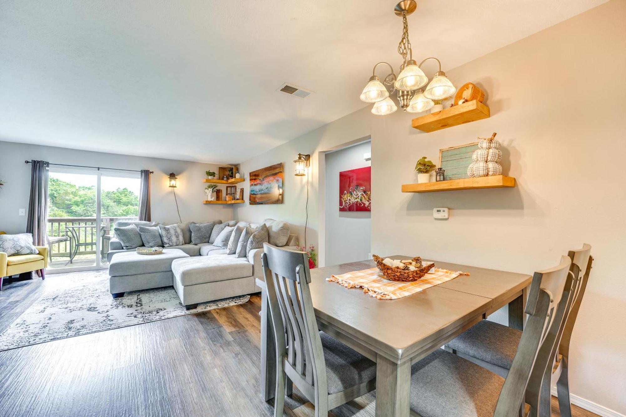 With Mountain-view Deck, Pool Access Apartment Branson
