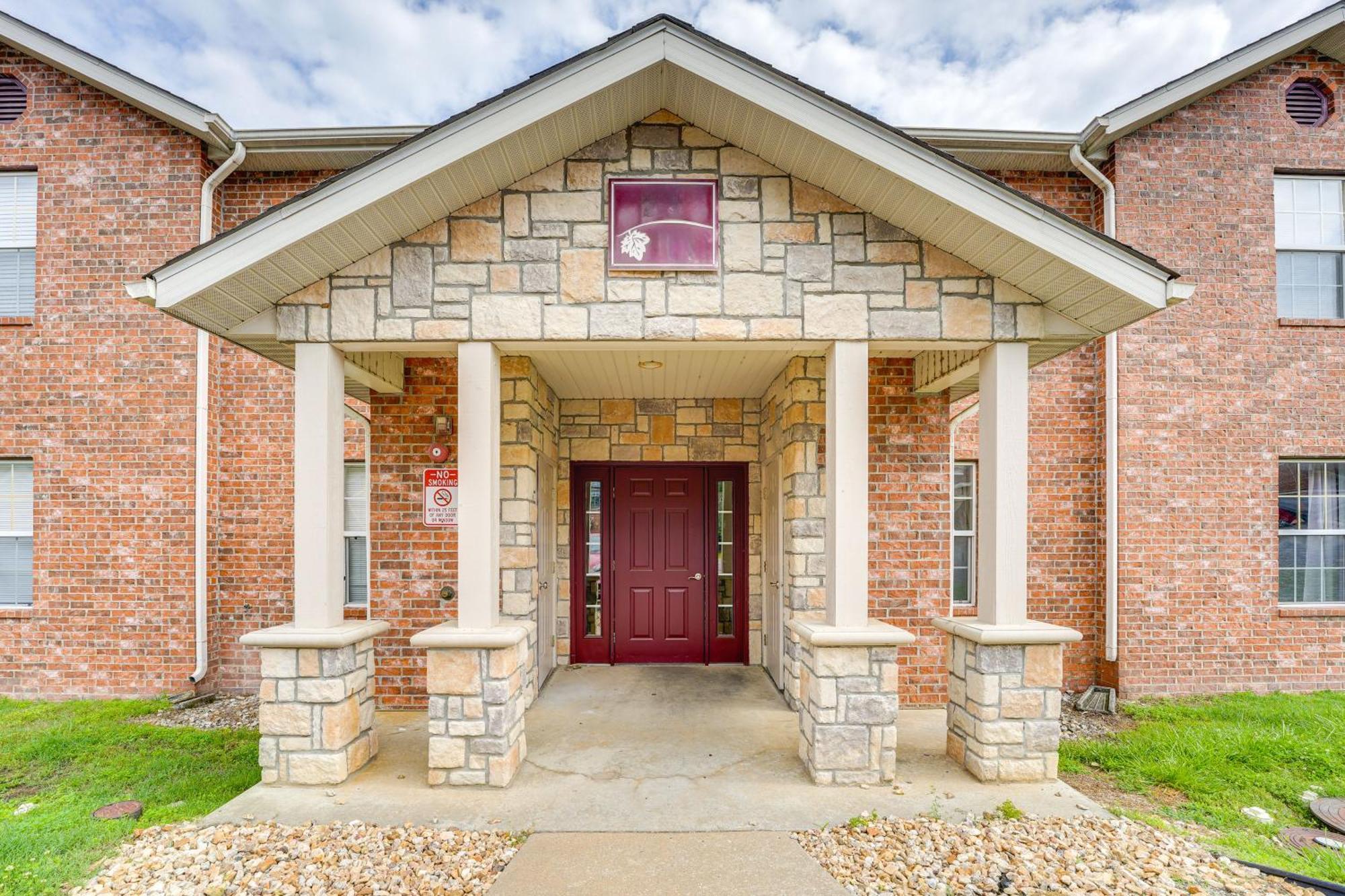 Apartment With Mountain-view Deck, Pool Access Branson