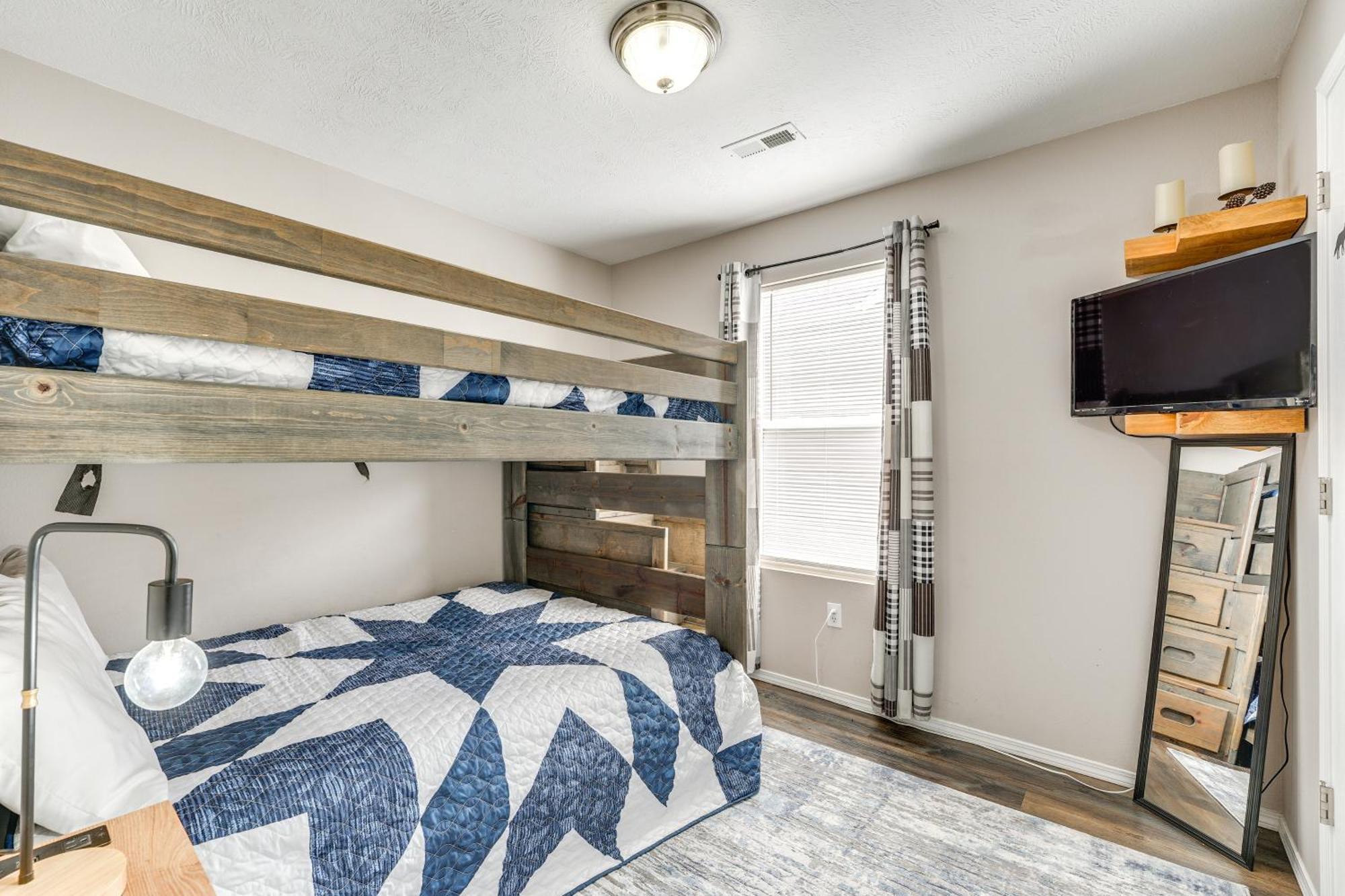 Apartment With Mountain-view Deck, Pool Access