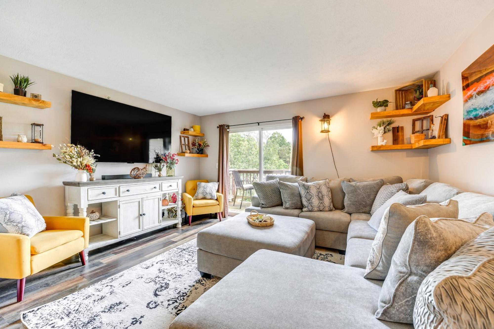 With Mountain-view Deck, Pool Access Apartment *