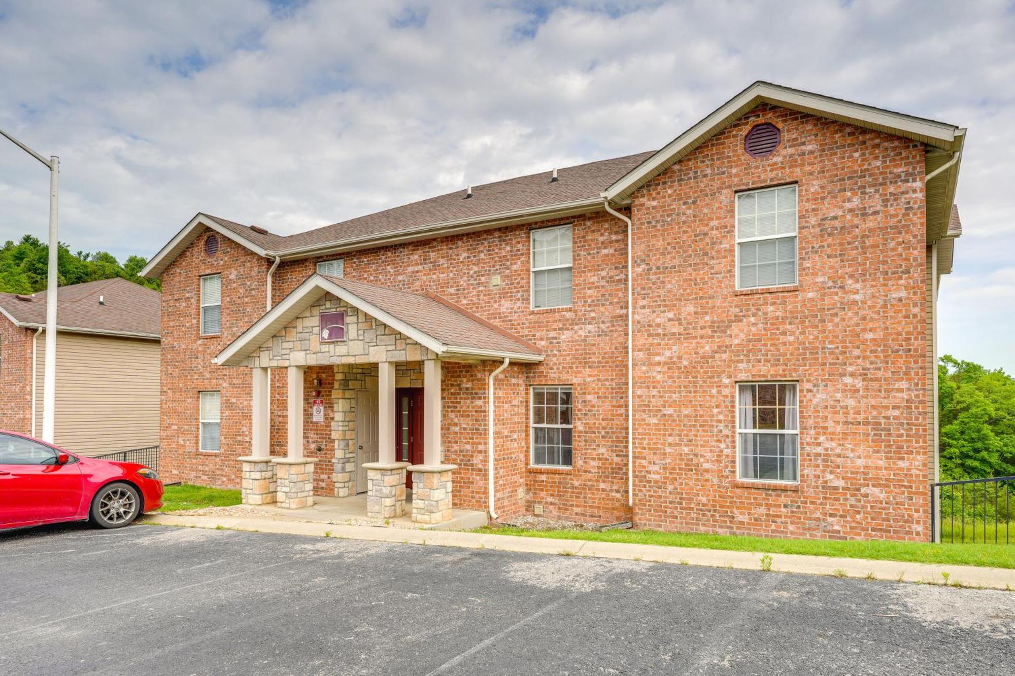 With Mountain-view Deck, Pool Access Apartment Branson