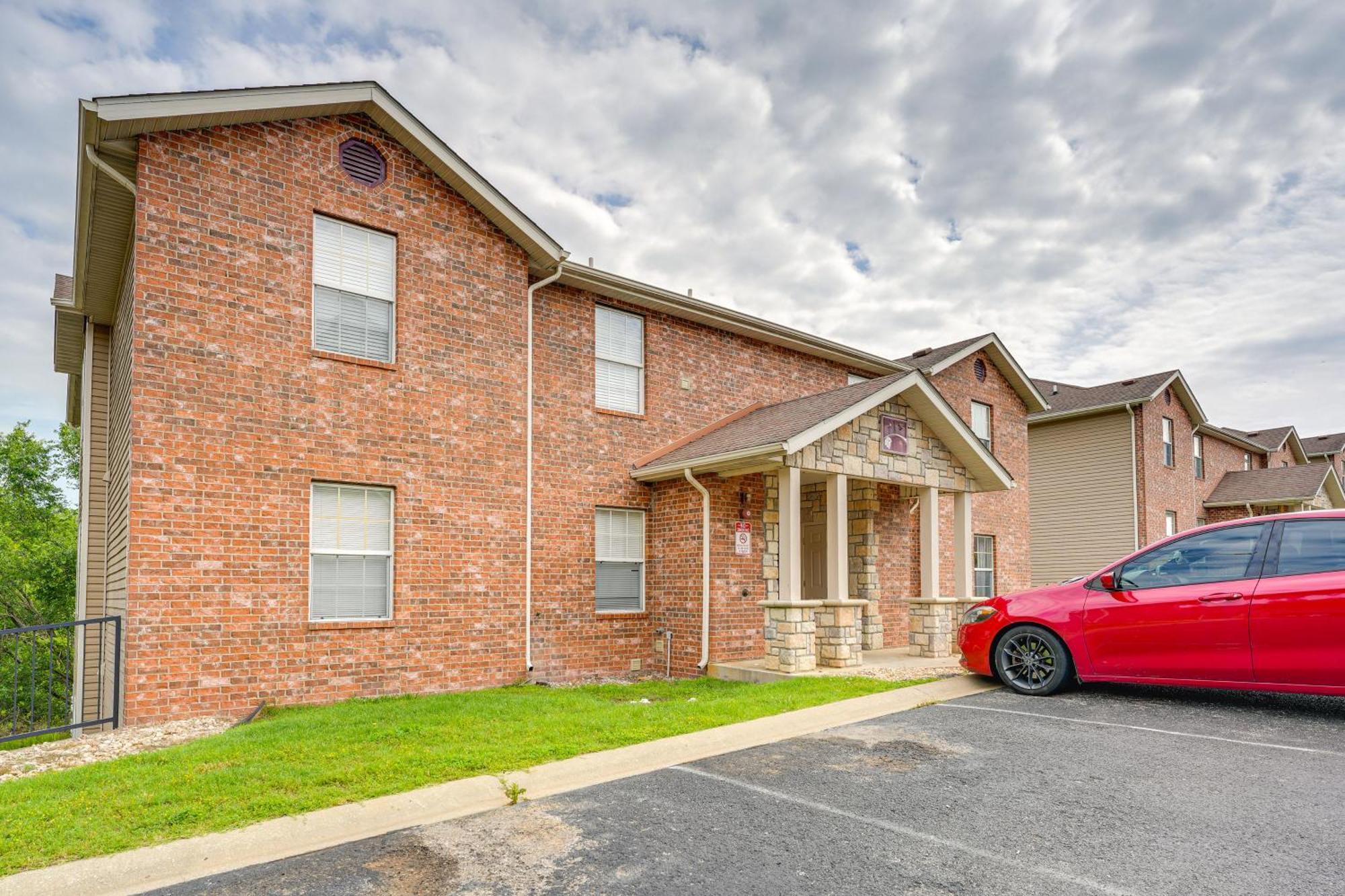 With Mountain-view Deck, Pool Access Apartment Branson