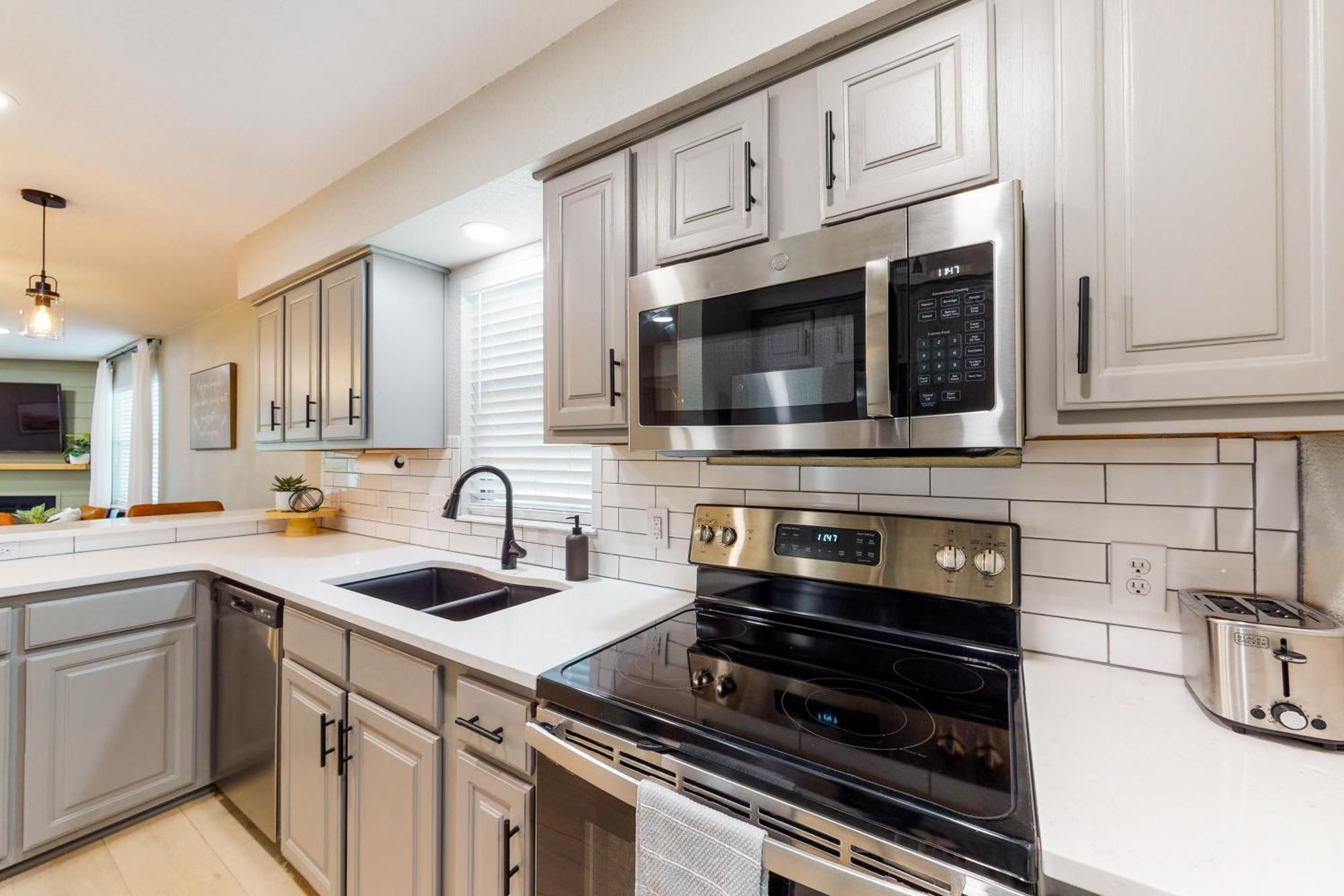 Lofty Retreat & Paradise Pointe Holiday home