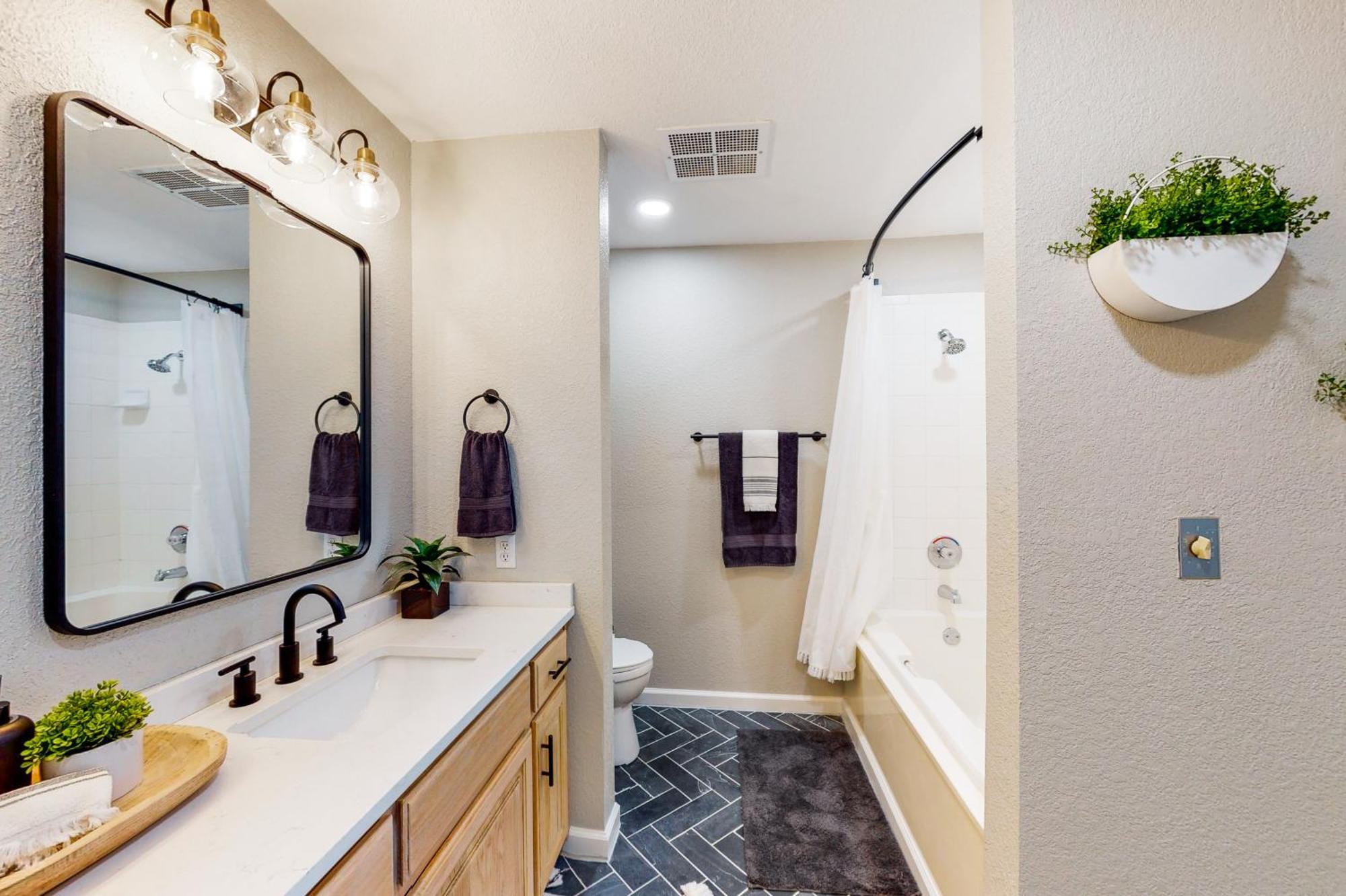 Lofty Retreat & Paradise Pointe Holiday home