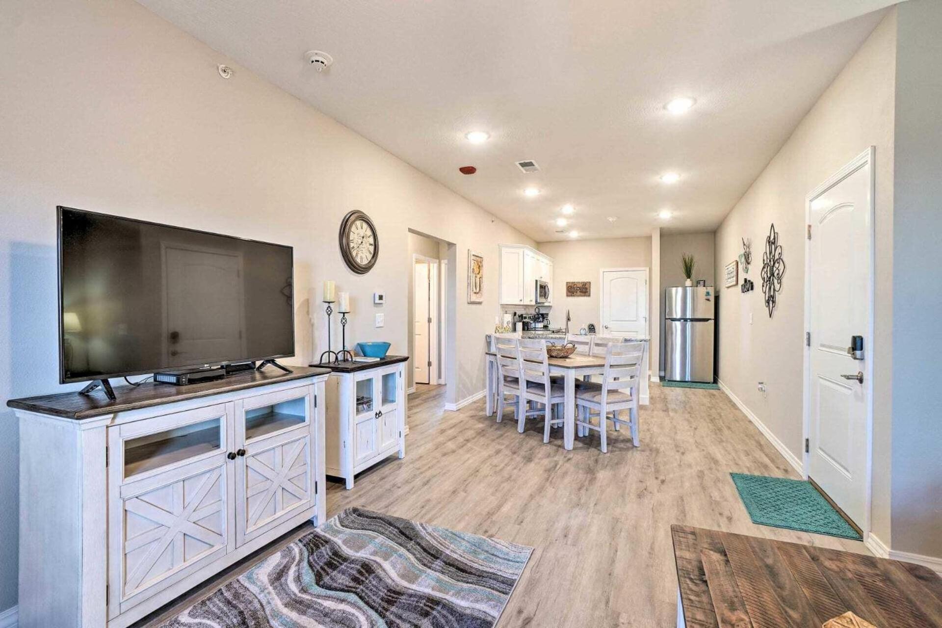 New No Stairs, Skyline, Games Arcade, Apartment