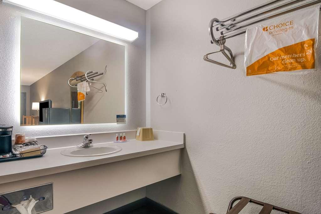Econo Theater District Hotel *