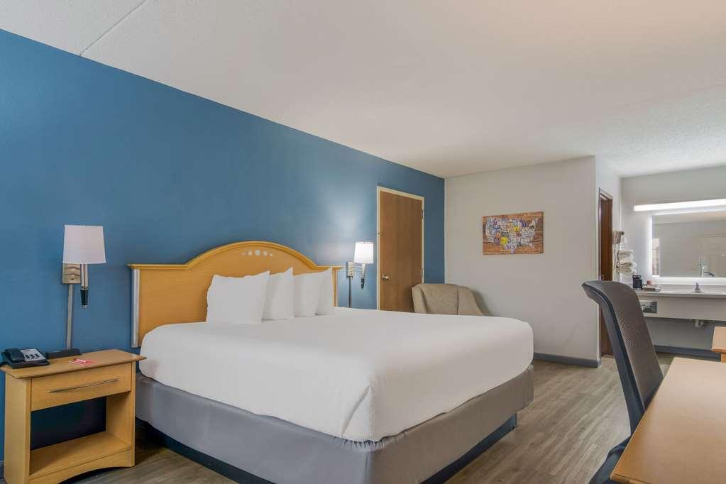 Econo Theater District Hotel *