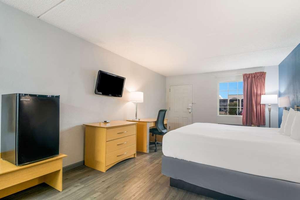 Econo Theater District Hotel