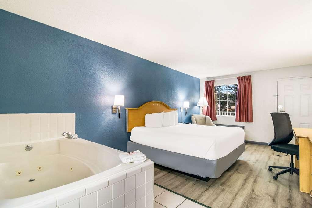 Econo Theater District Hotel *