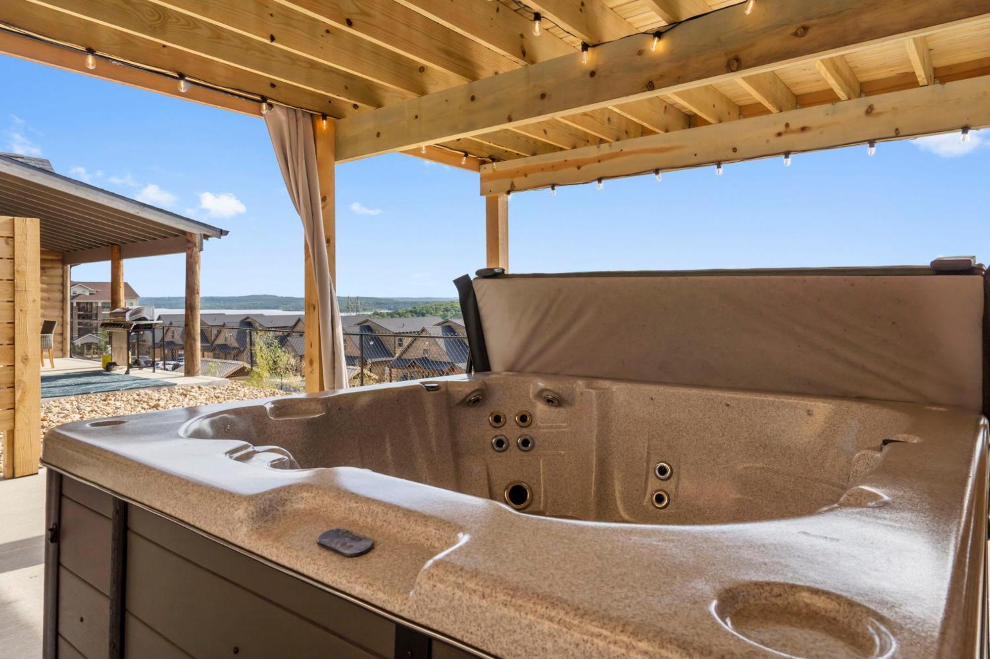 Private Hot Tub-free Attraction Tickets-lake Lookout-community Indoor & Outdoor Pools Branson