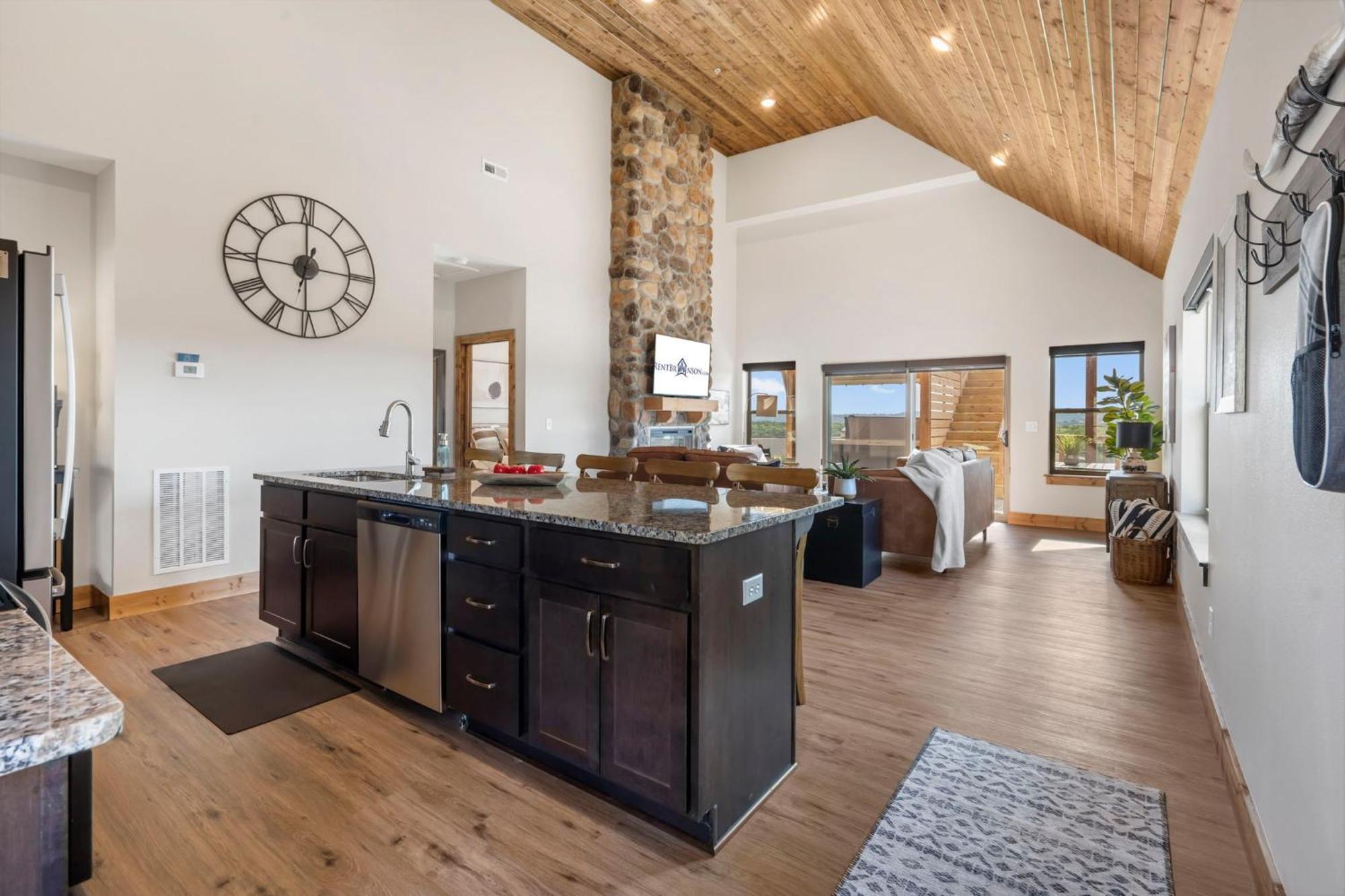 Private Hot Tub-free Attraction Tickets-lake Lookout-community Indoor & Outdoor Pools