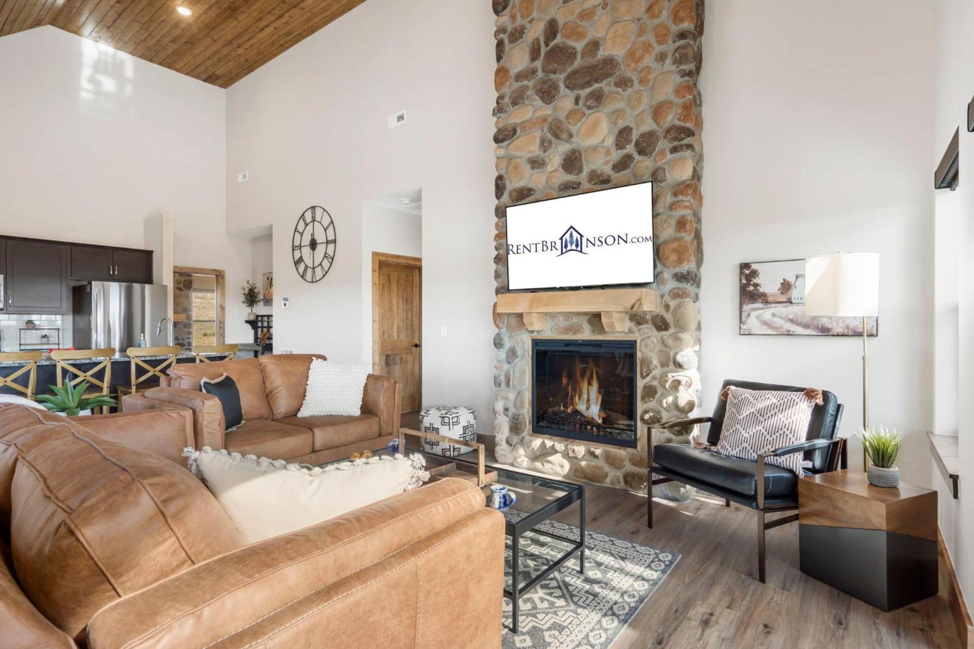Private Hot Tub-free Attraction Tickets-lake Lookout-community Indoor & Outdoor Pools