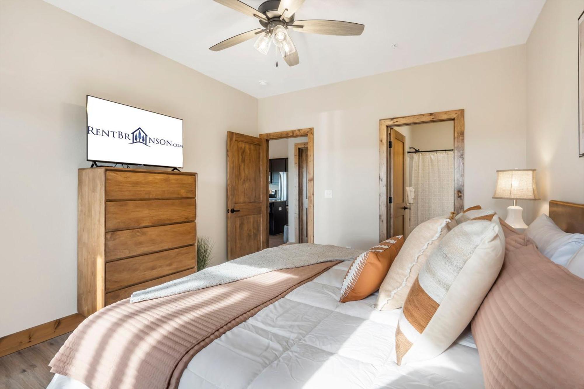 Private Hot Tub-free Attraction Tickets-lake Lookout-community Indoor & Outdoor Pools