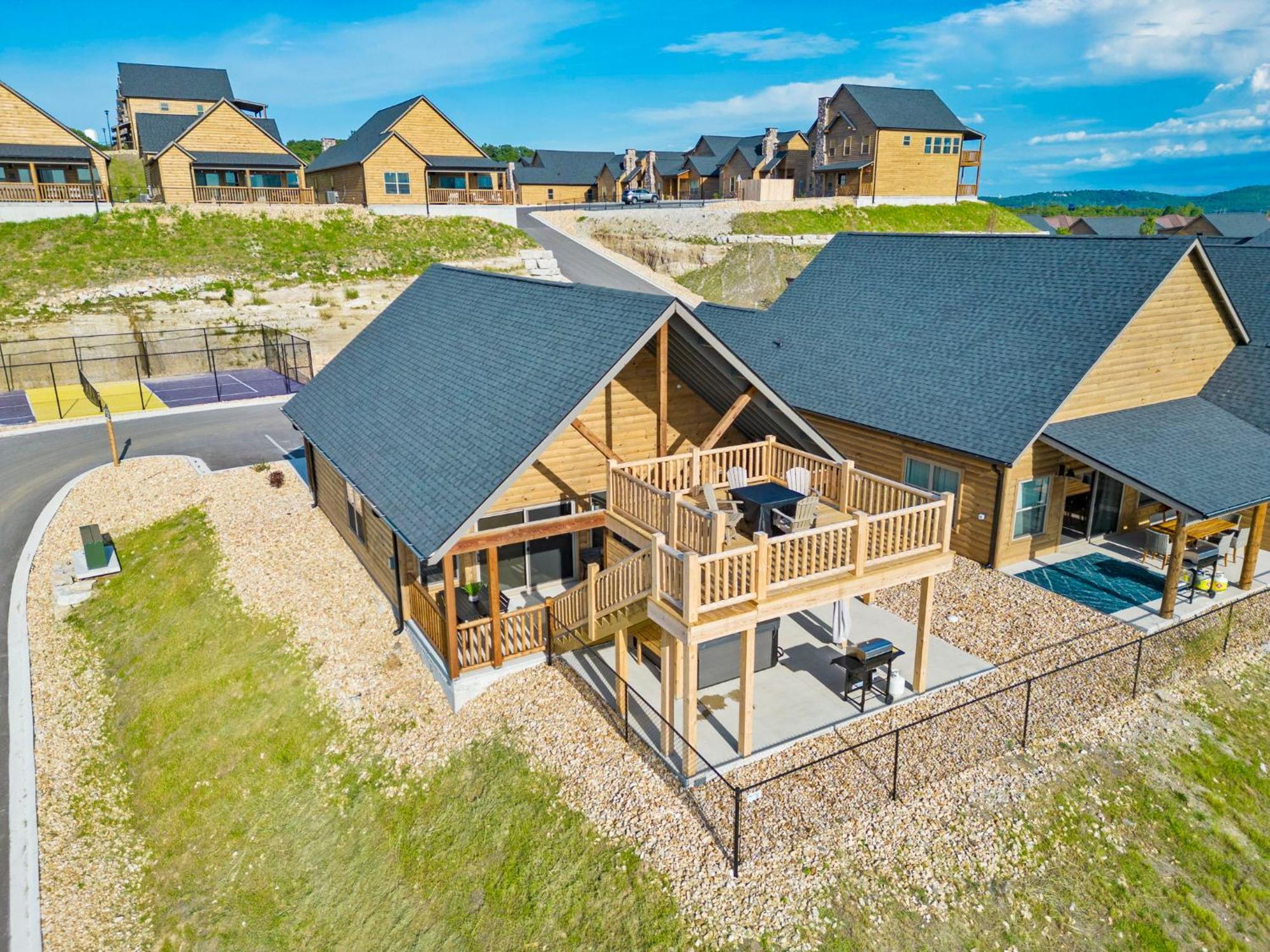 Private Hot Tub-free Attraction Tickets-lake Lookout-community Indoor & Outdoor Pools